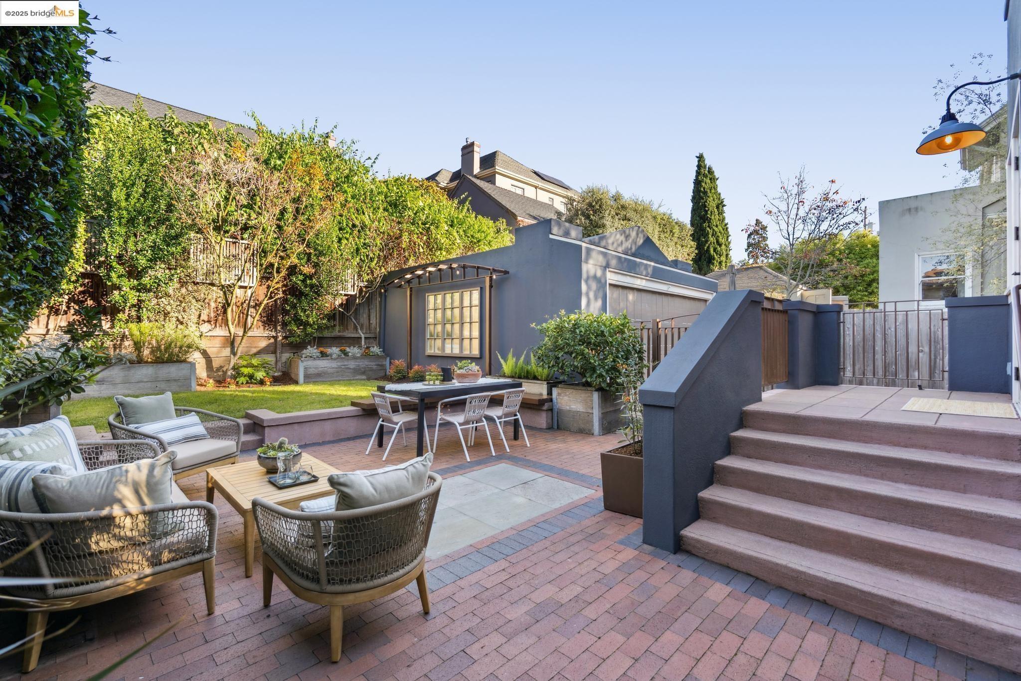 Detail Gallery Image 26 of 60 For 6218 Manoa St, Oakland,  CA 94618 - 3 Beds | 1/1 Baths