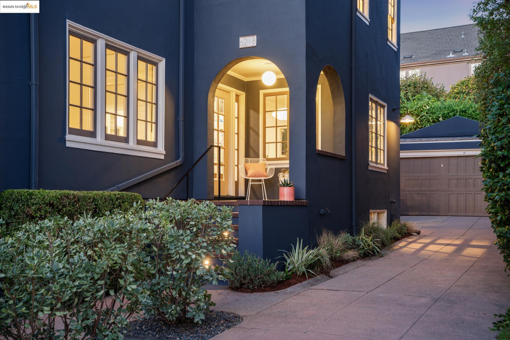 Detail Gallery Image 4 of 60 For 6218 Manoa St, Oakland,  CA 94618 - 3 Beds | 1/1 Baths