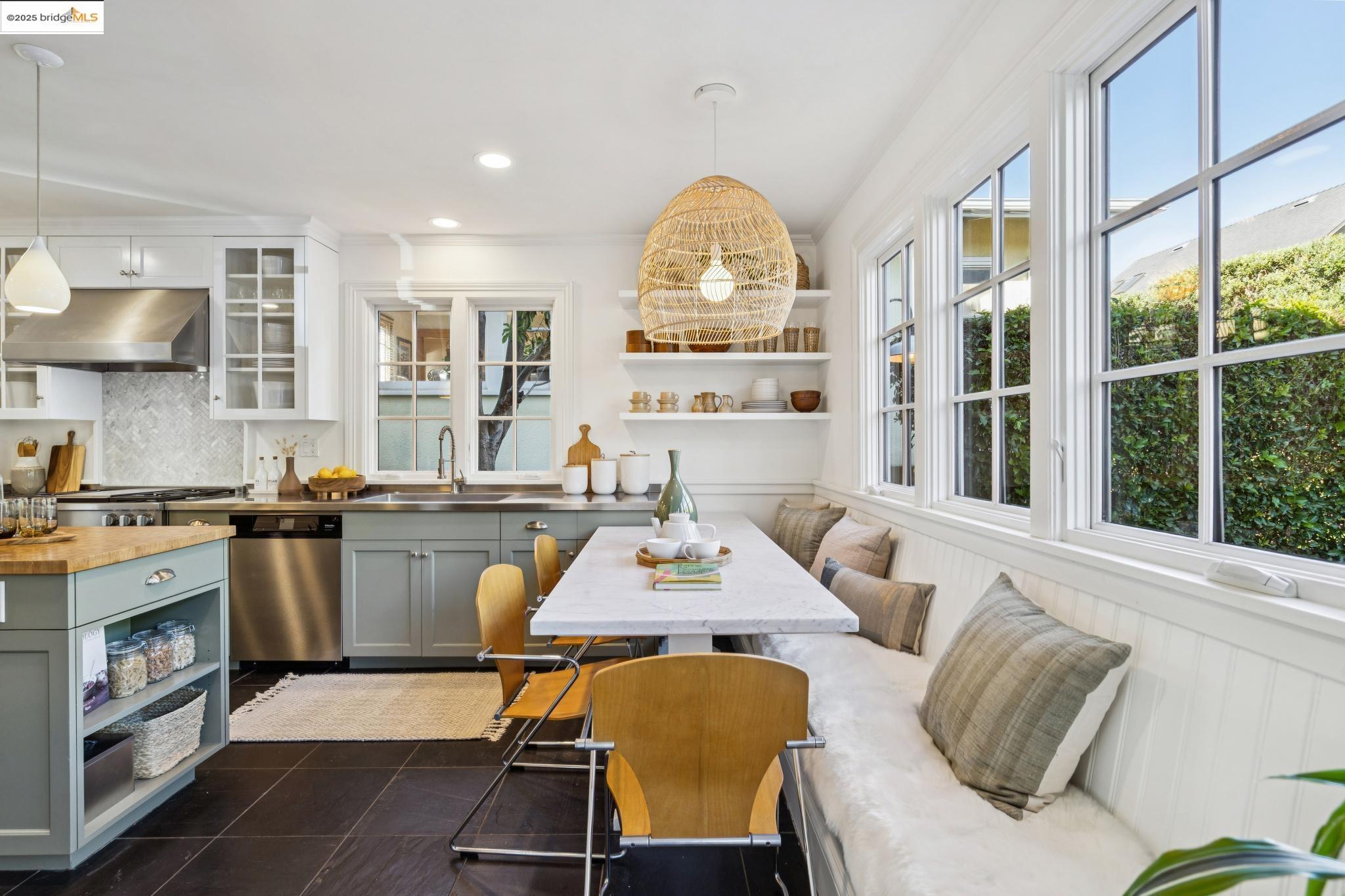 Detail Gallery Image 31 of 60 For 6218 Manoa St, Oakland,  CA 94618 - 3 Beds | 1/1 Baths