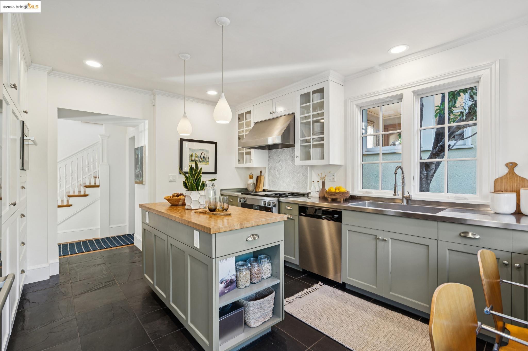 Detail Gallery Image 33 of 60 For 6218 Manoa St, Oakland,  CA 94618 - 3 Beds | 1/1 Baths