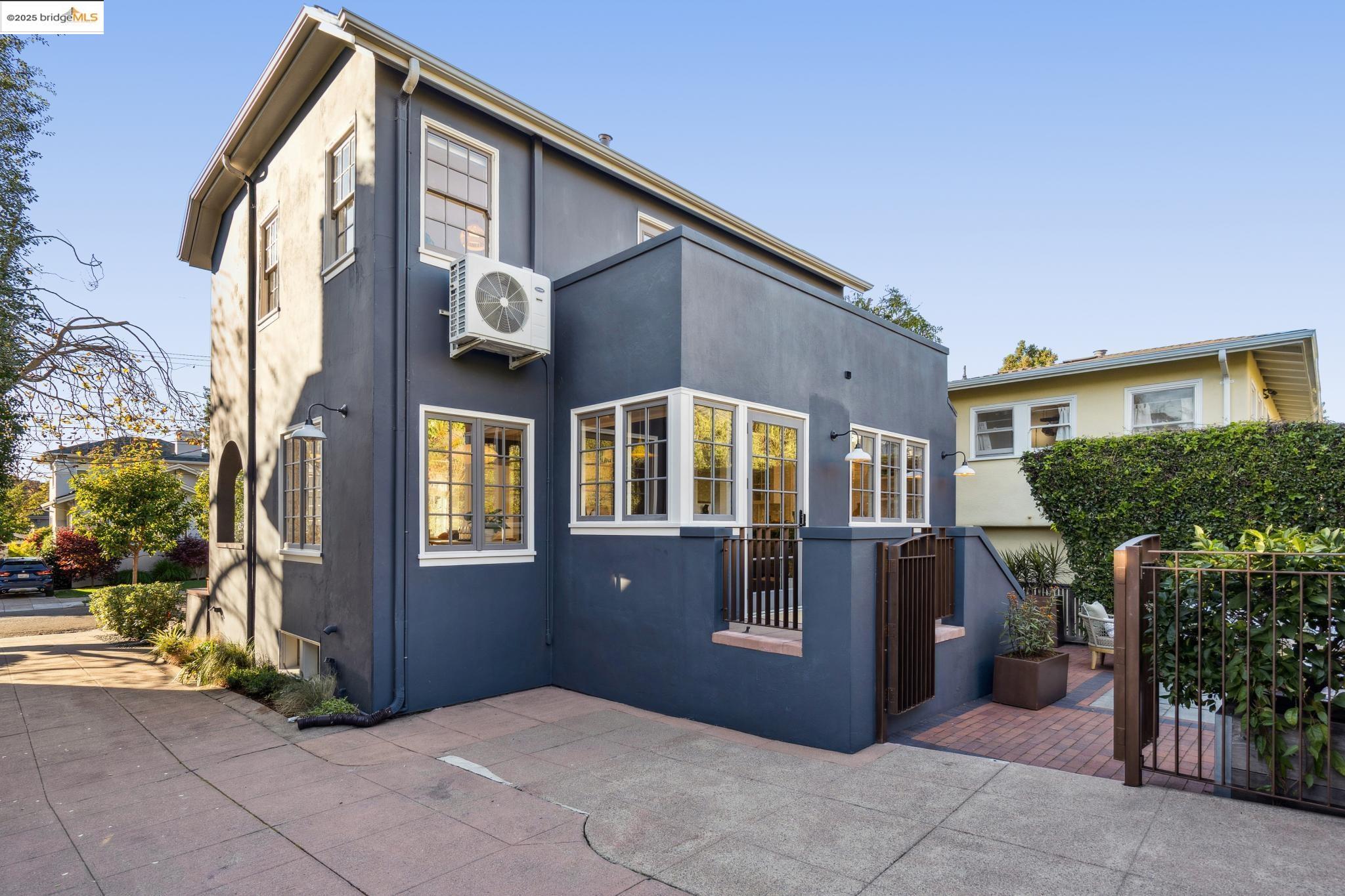 Detail Gallery Image 52 of 60 For 6218 Manoa St, Oakland,  CA 94618 - 3 Beds | 1/1 Baths