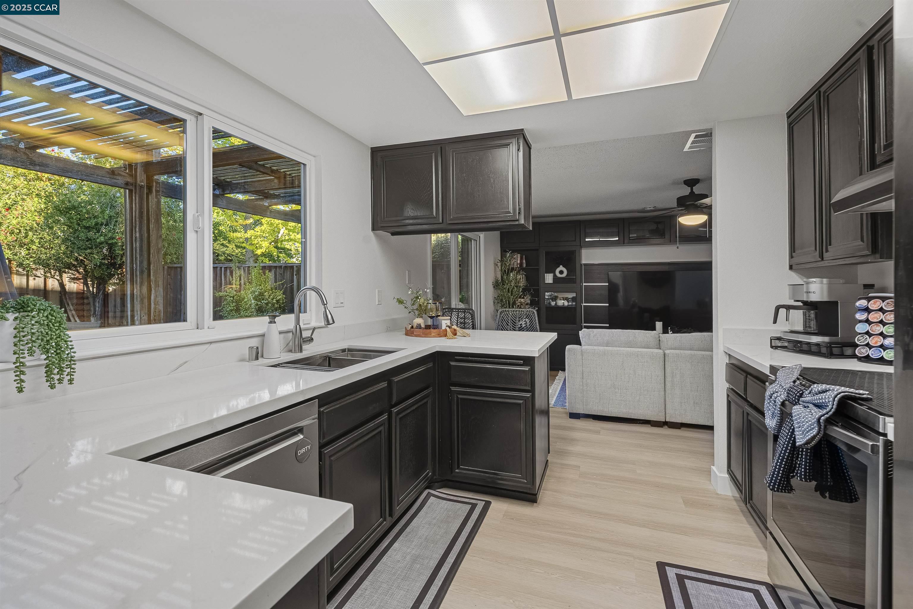 Detail Gallery Image 11 of 41 For 362 Willowcreek Ln, Martinez,  CA 94553 - 4 Beds | 2/1 Baths