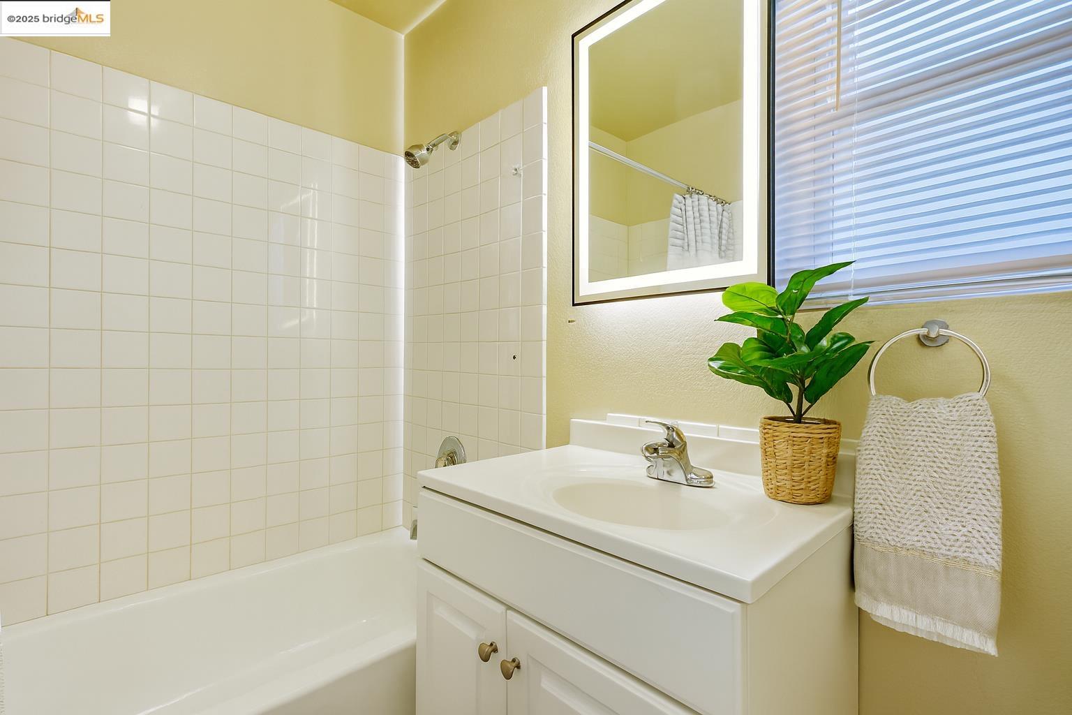 Detail Gallery Image 4 of 5 For 6630 Macarthur Blvd #2,  Oakland,  CA 94605 - 2 Beds | 1 Baths