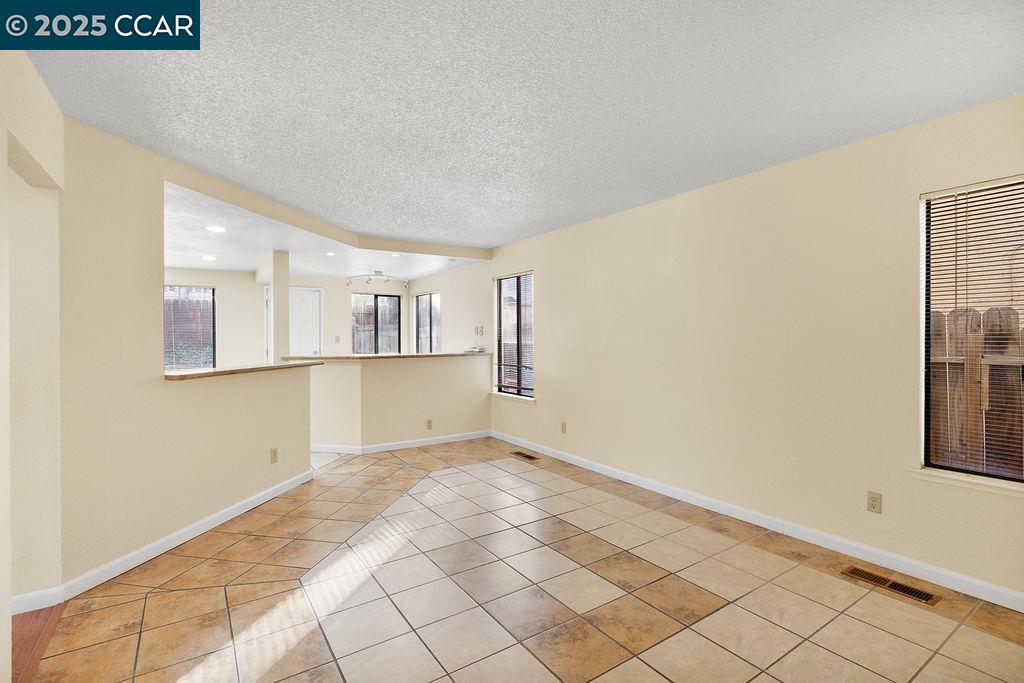 Detail Gallery Image 6 of 19 For 2125 Willow Ave, Antioch,  CA 94509 - 5 Beds | 2/1 Baths