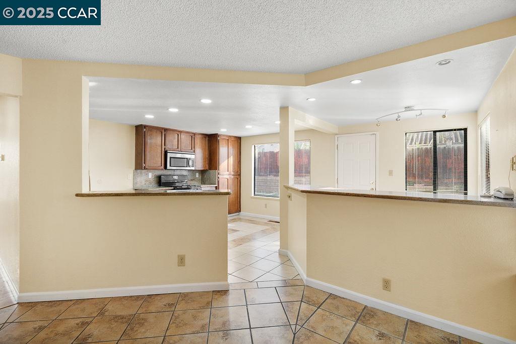 Detail Gallery Image 7 of 19 For 2125 Willow Ave, Antioch,  CA 94509 - 5 Beds | 2/1 Baths