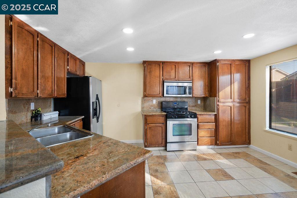 Detail Gallery Image 8 of 19 For 2125 Willow Ave, Antioch,  CA 94509 - 5 Beds | 2/1 Baths