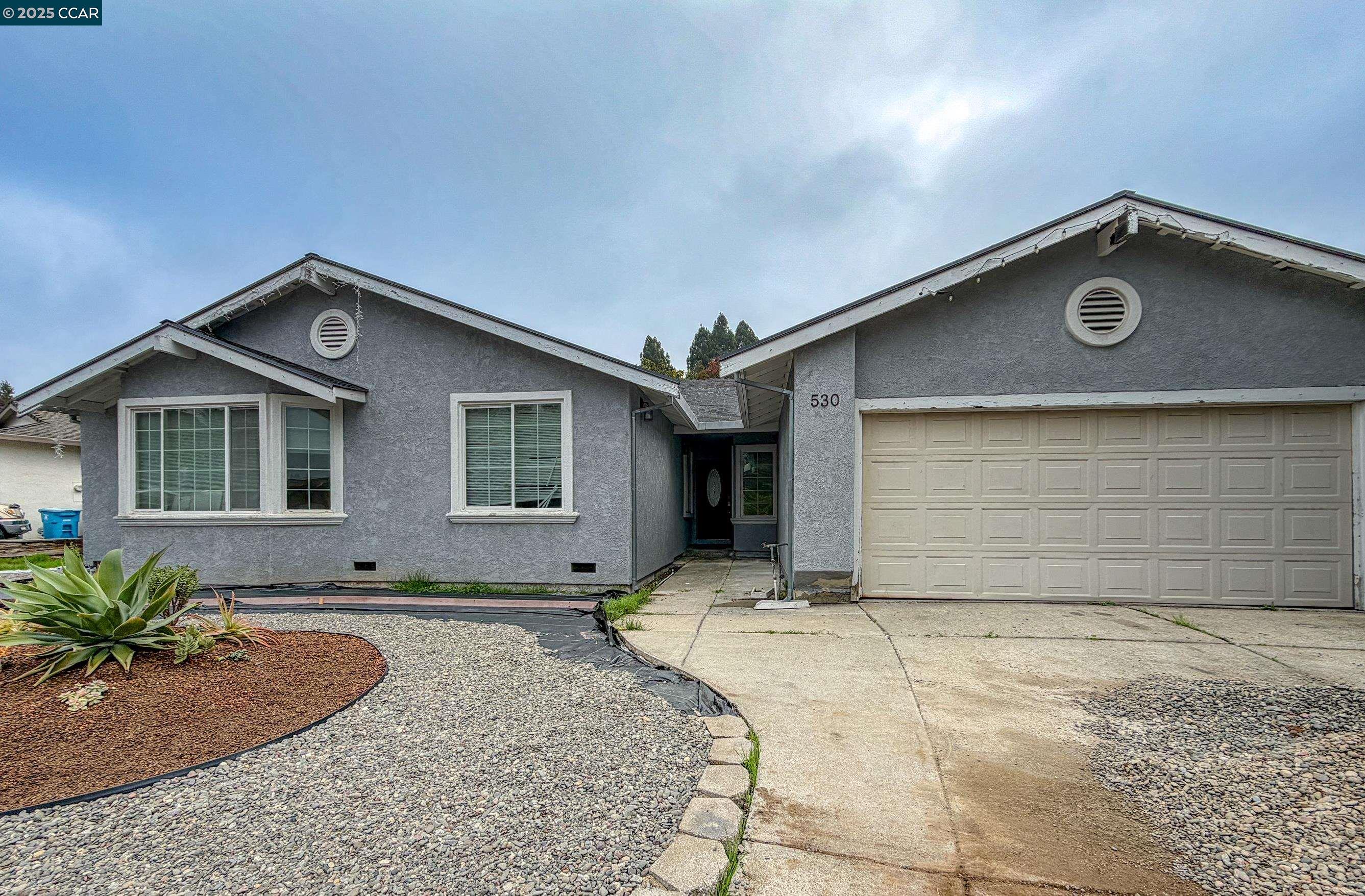 Detail Gallery Image 2 of 14 For 530 Greenmont Dr, Vallejo,  CA 94591 - 5 Beds | 2 Baths