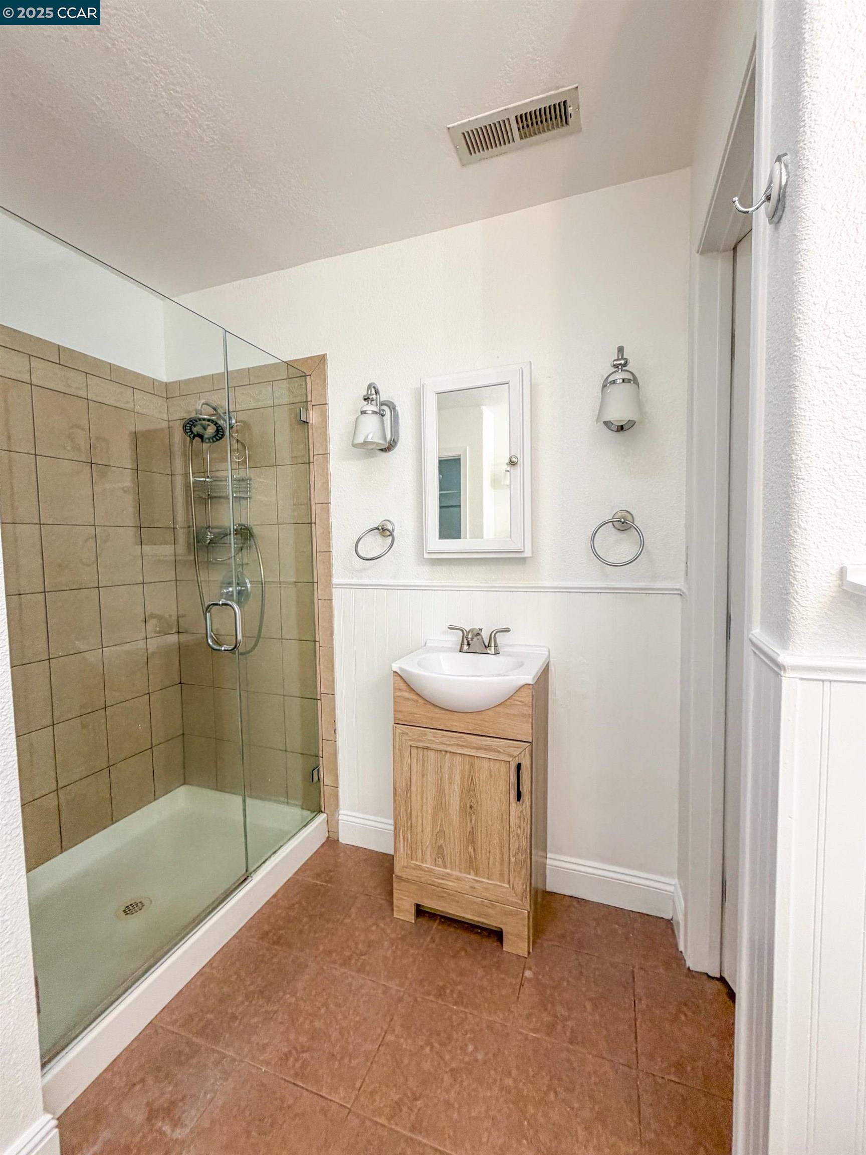 Detail Gallery Image 5 of 14 For 530 Greenmont Dr, Vallejo,  CA 94591 - 5 Beds | 2 Baths