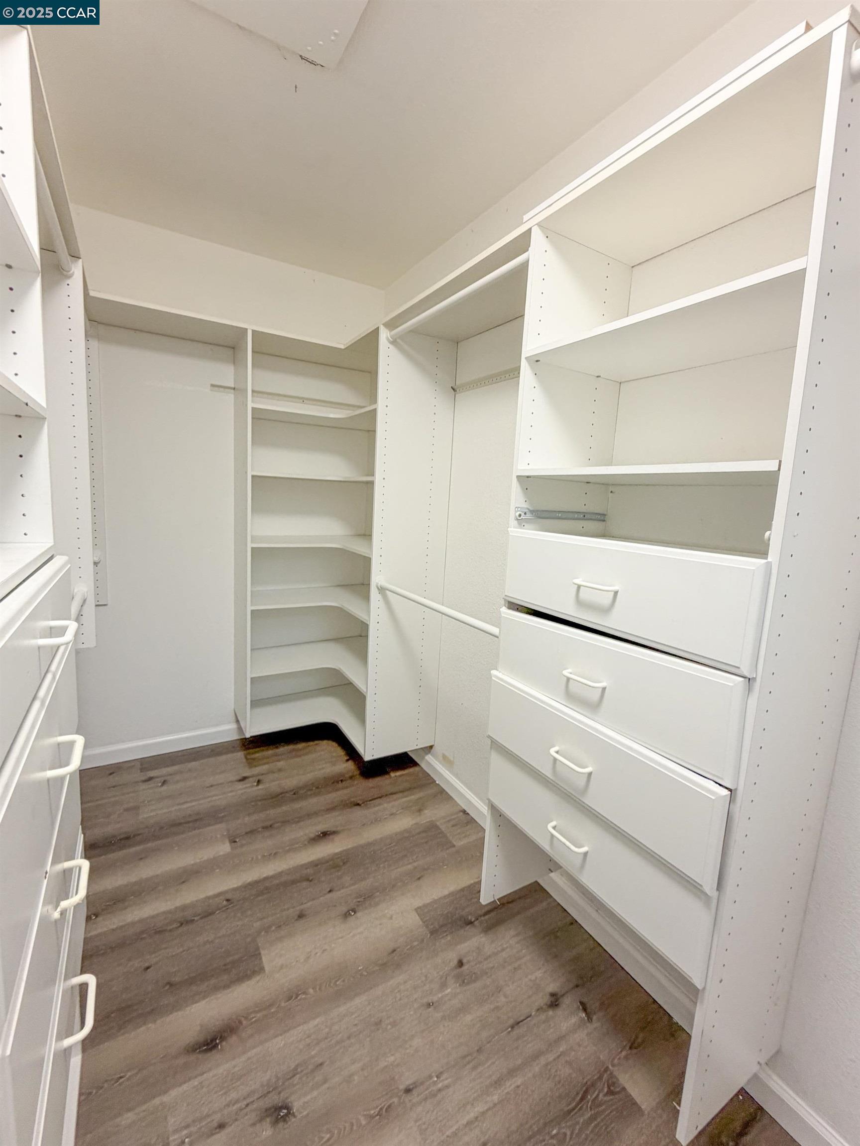 Detail Gallery Image 6 of 14 For 530 Greenmont Dr, Vallejo,  CA 94591 - 5 Beds | 2 Baths