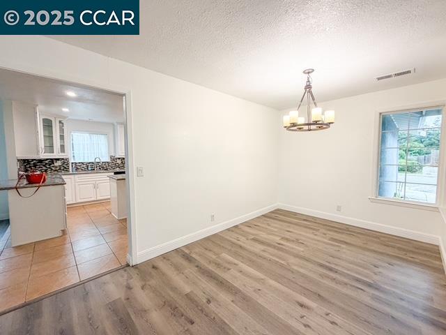 Detail Gallery Image 8 of 14 For 530 Greenmont Dr, Vallejo,  CA 94591 - 5 Beds | 2 Baths