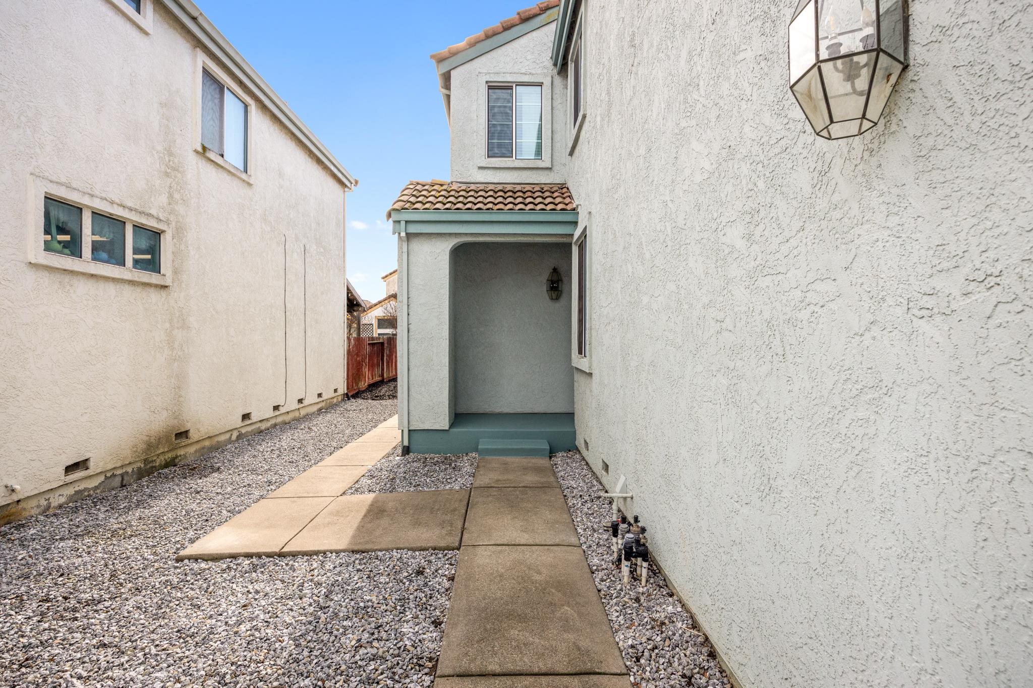 Detail Gallery Image 3 of 32 For 941 Mccoy Creek Cir, Suisun City,  CA 94585 - 3 Beds | 3 Baths