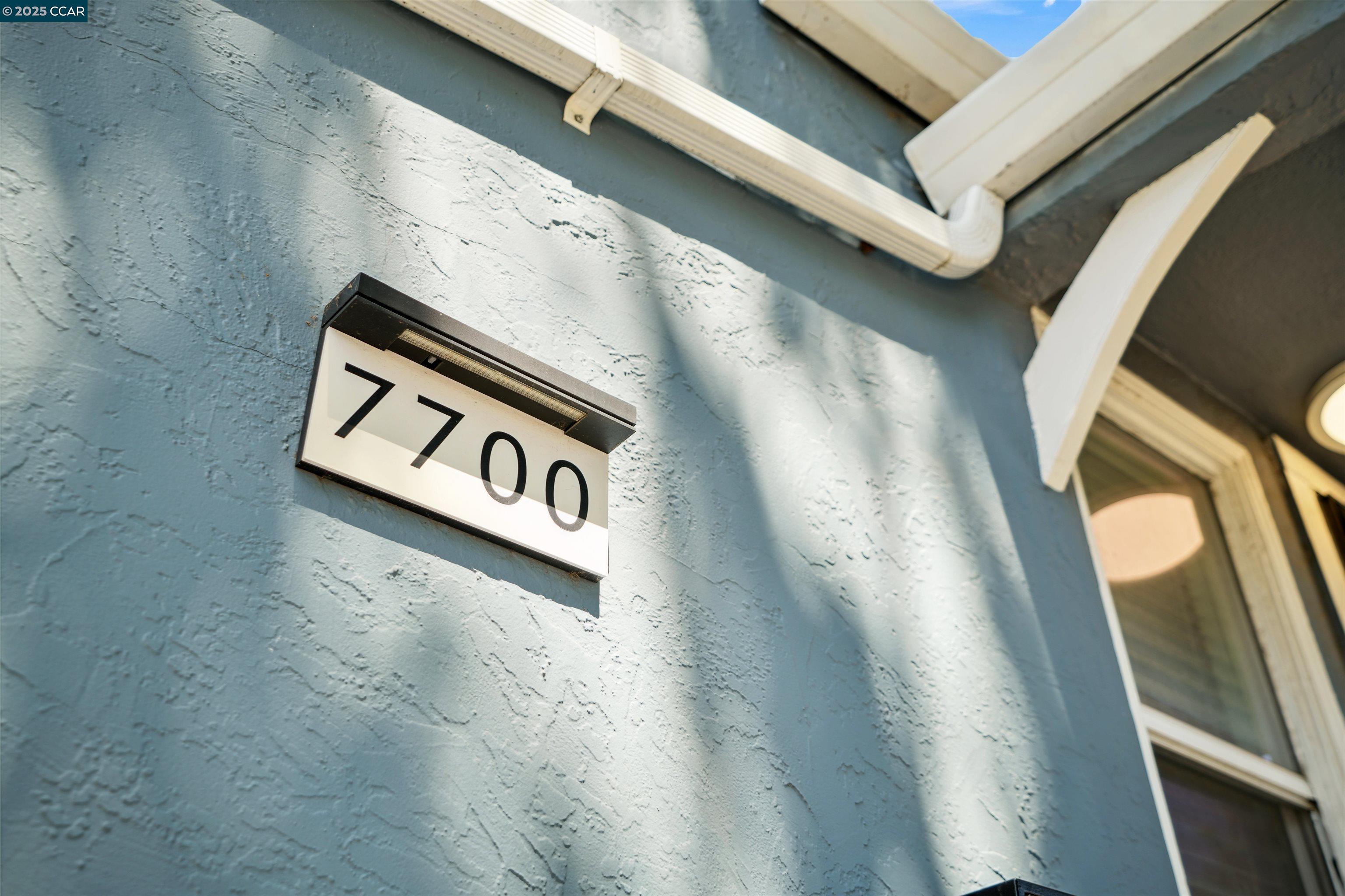 Detail Gallery Image 4 of 37 For 7700 Garfield Avenue, Oakland,  CA 94605 - 4 Beds | 1 Baths