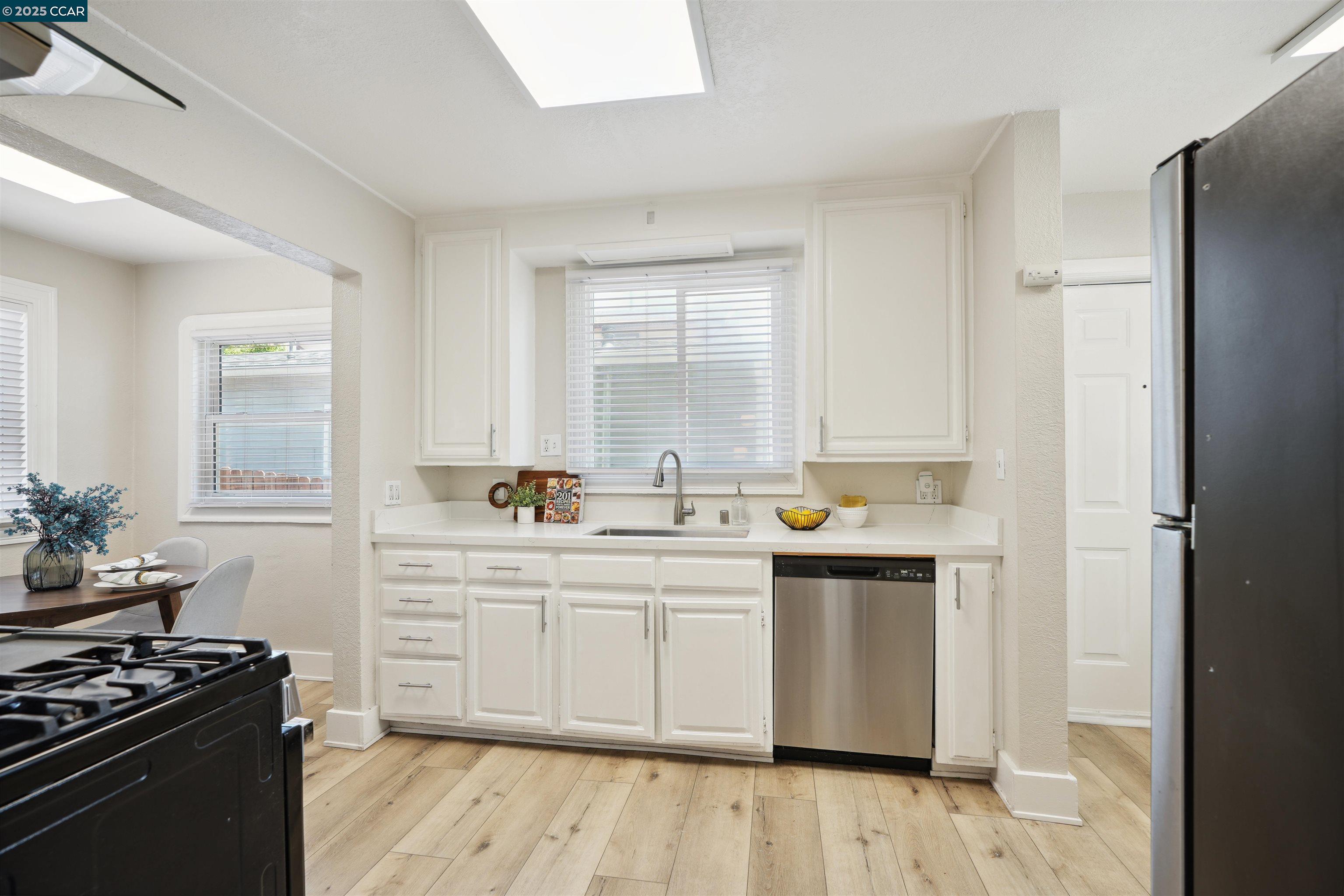 Detail Gallery Image 9 of 37 For 7700 Garfield Avenue, Oakland,  CA 94605 - 4 Beds | 1 Baths