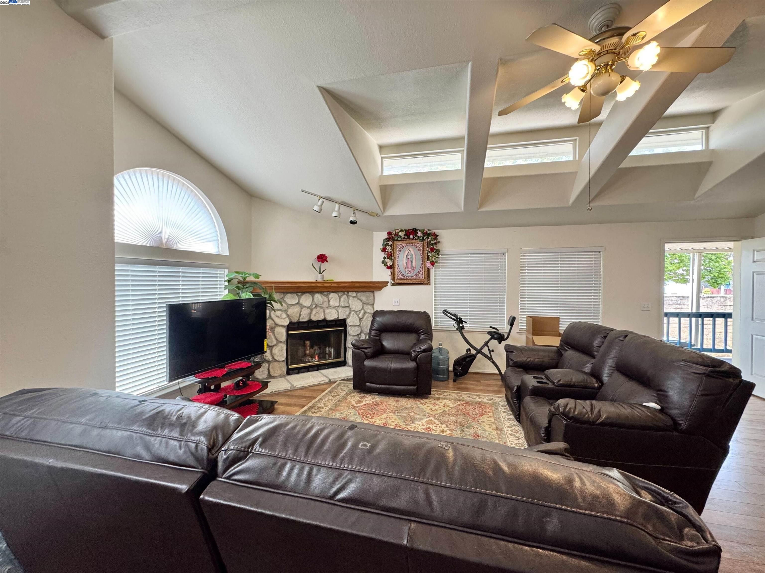 Detail Gallery Image 2 of 11 For 1220 Tasman Dr #39,  Sunnyvale,  CA 94089 - 3 Beds | 2 Baths