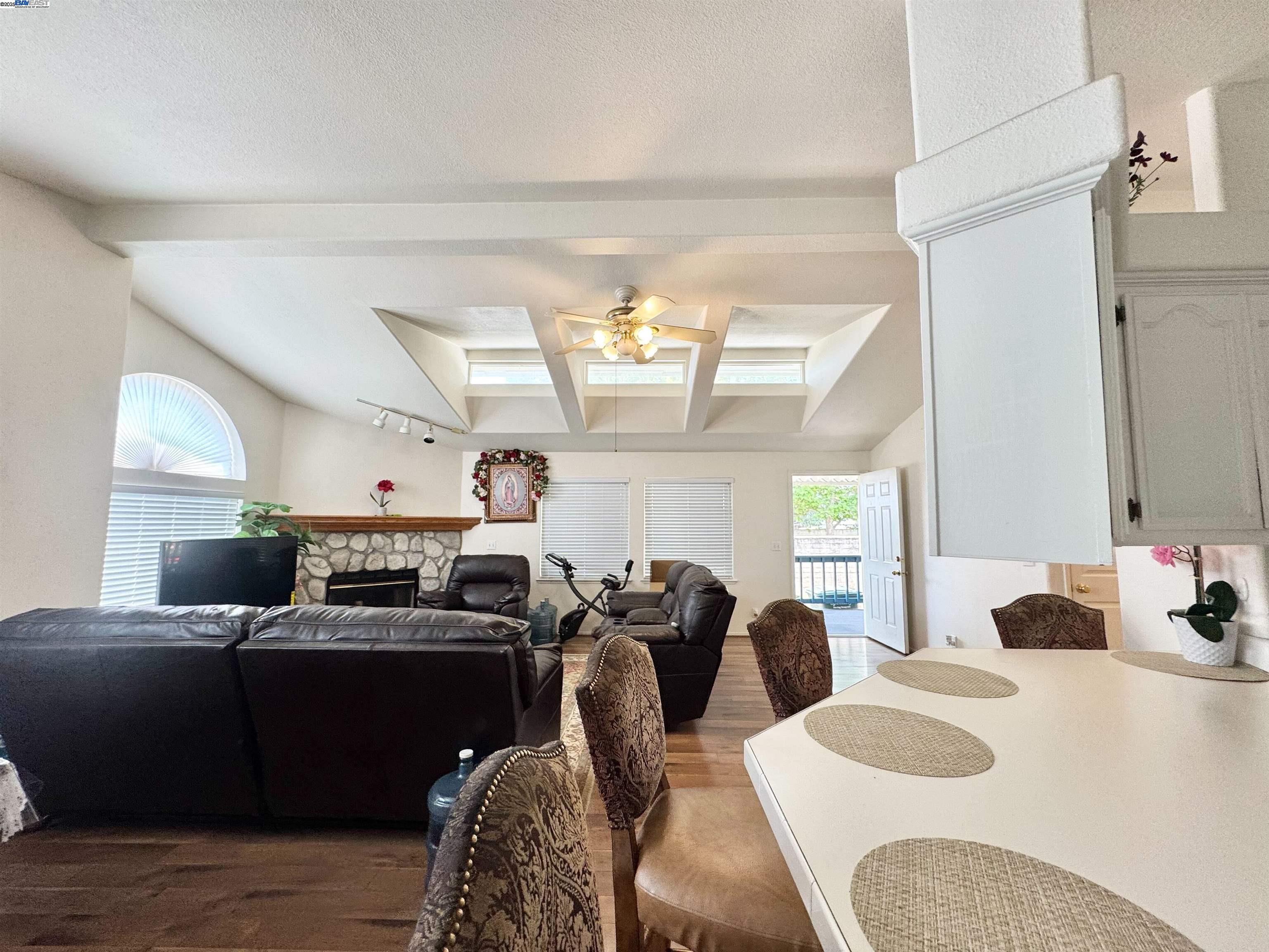 Detail Gallery Image 4 of 11 For 1220 Tasman Dr #39,  Sunnyvale,  CA 94089 - 3 Beds | 2 Baths