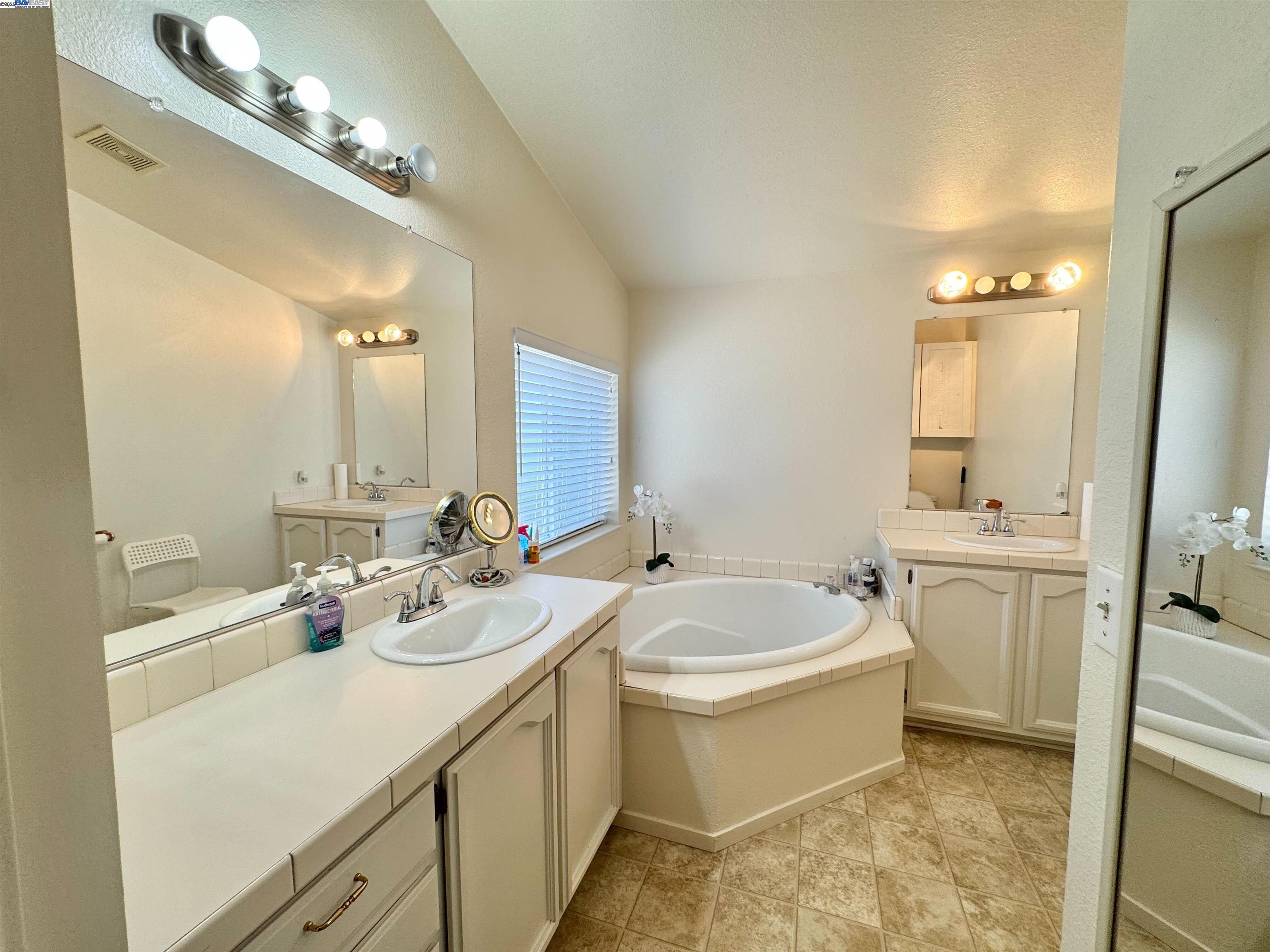 Detail Gallery Image 8 of 11 For 1220 Tasman Dr #39,  Sunnyvale,  CA 94089 - 3 Beds | 2 Baths