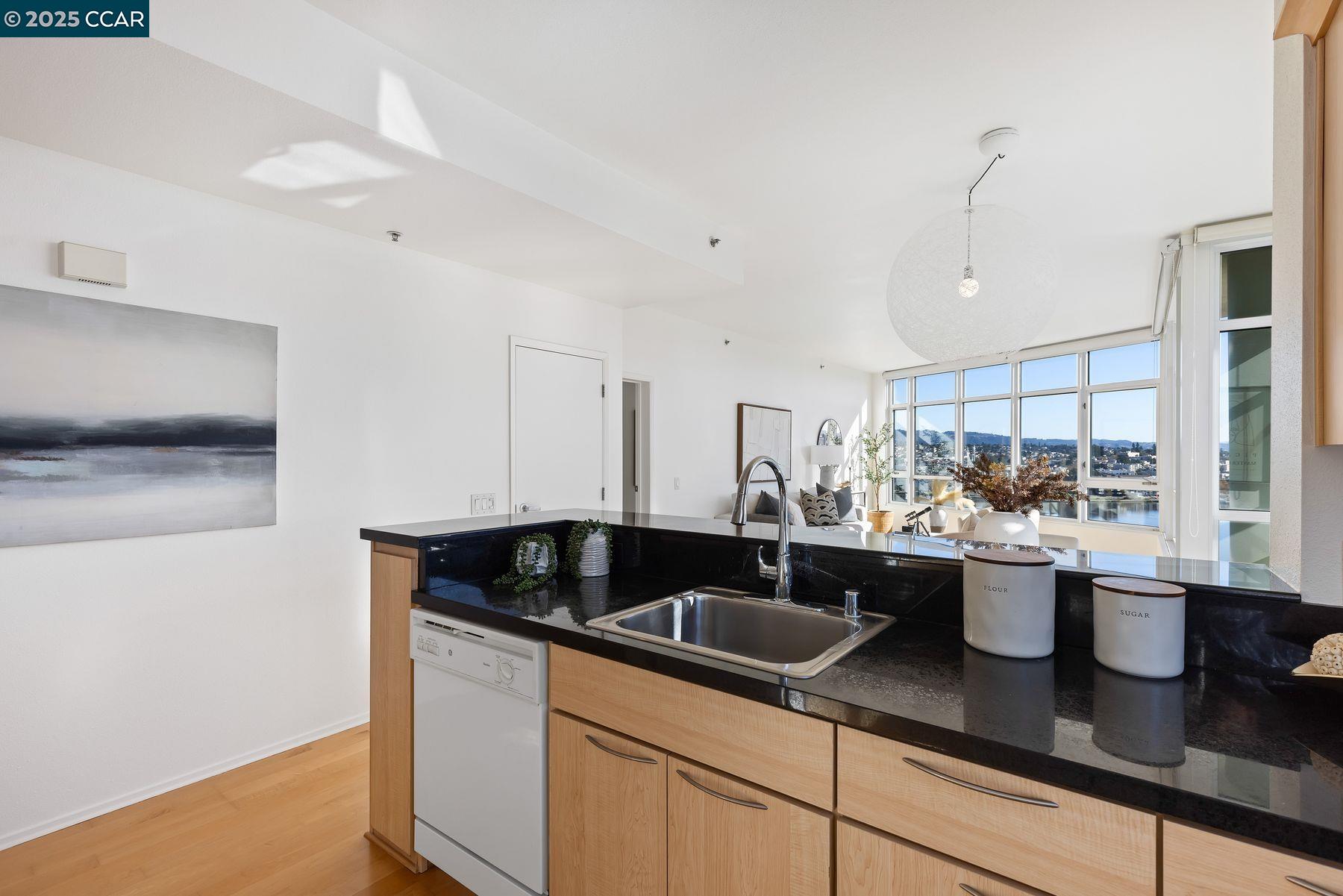 Detail Gallery Image 15 of 33 For 1 Lakeside Dr #1404,  Oakland,  CA 94612 - 2 Beds | 2 Baths