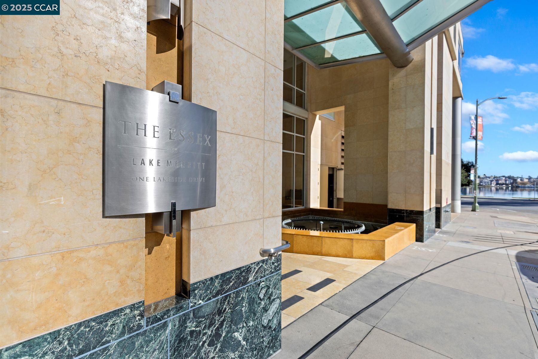 Detail Gallery Image 3 of 33 For 1 Lakeside Dr #1404,  Oakland,  CA 94612 - 2 Beds | 2 Baths