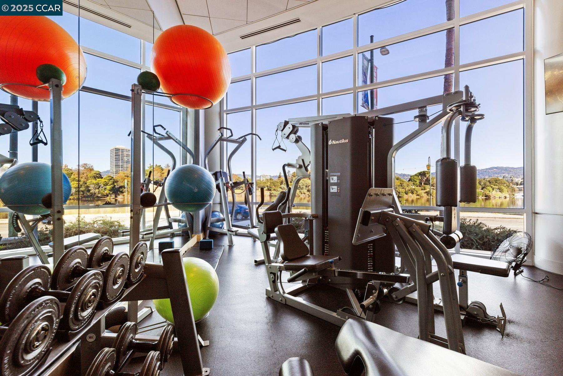 Detail Gallery Image 30 of 33 For 1 Lakeside Dr #1404,  Oakland,  CA 94612 - 2 Beds | 2 Baths