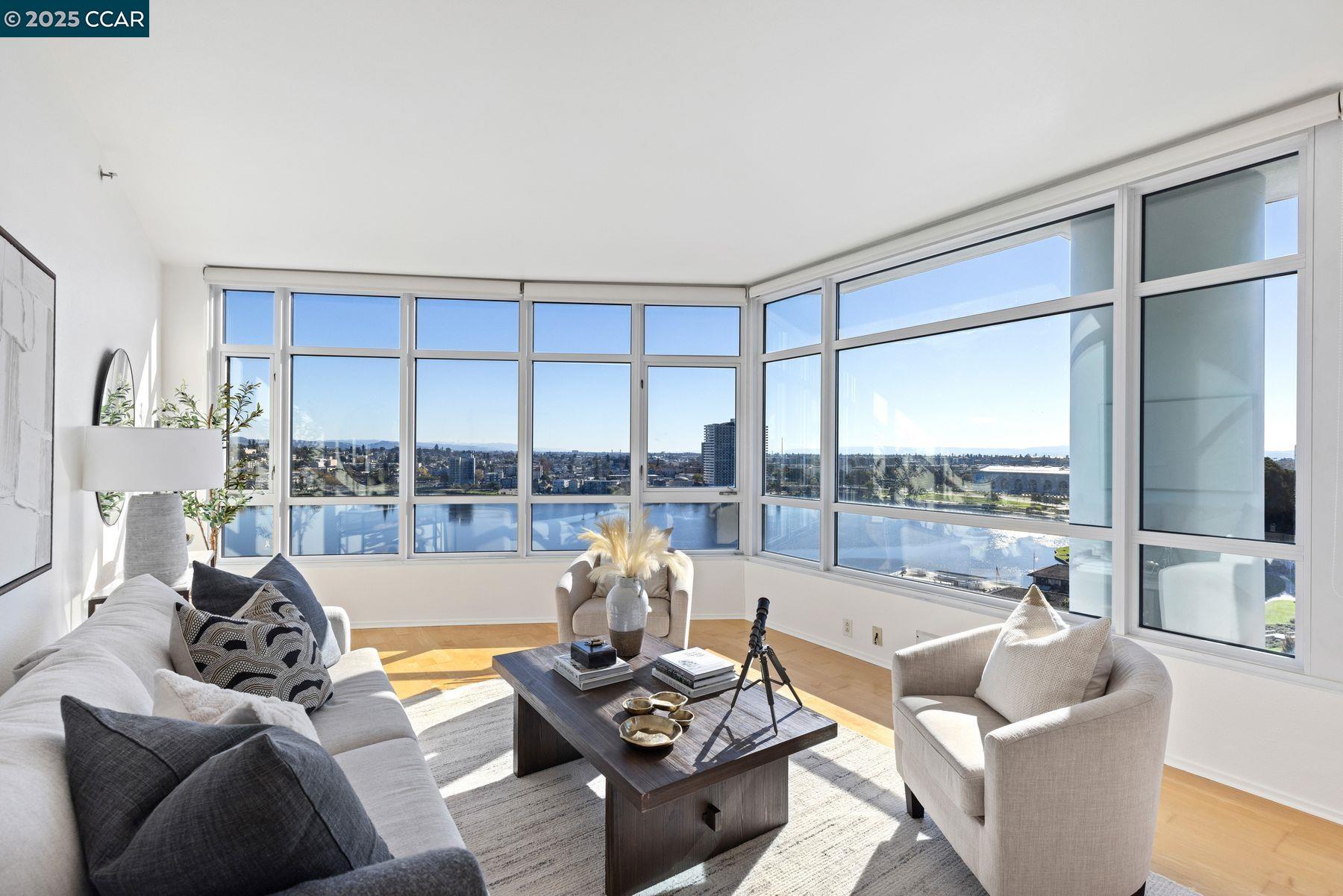 Detail Gallery Image 6 of 33 For 1 Lakeside Dr #1404,  Oakland,  CA 94612 - 2 Beds | 2 Baths