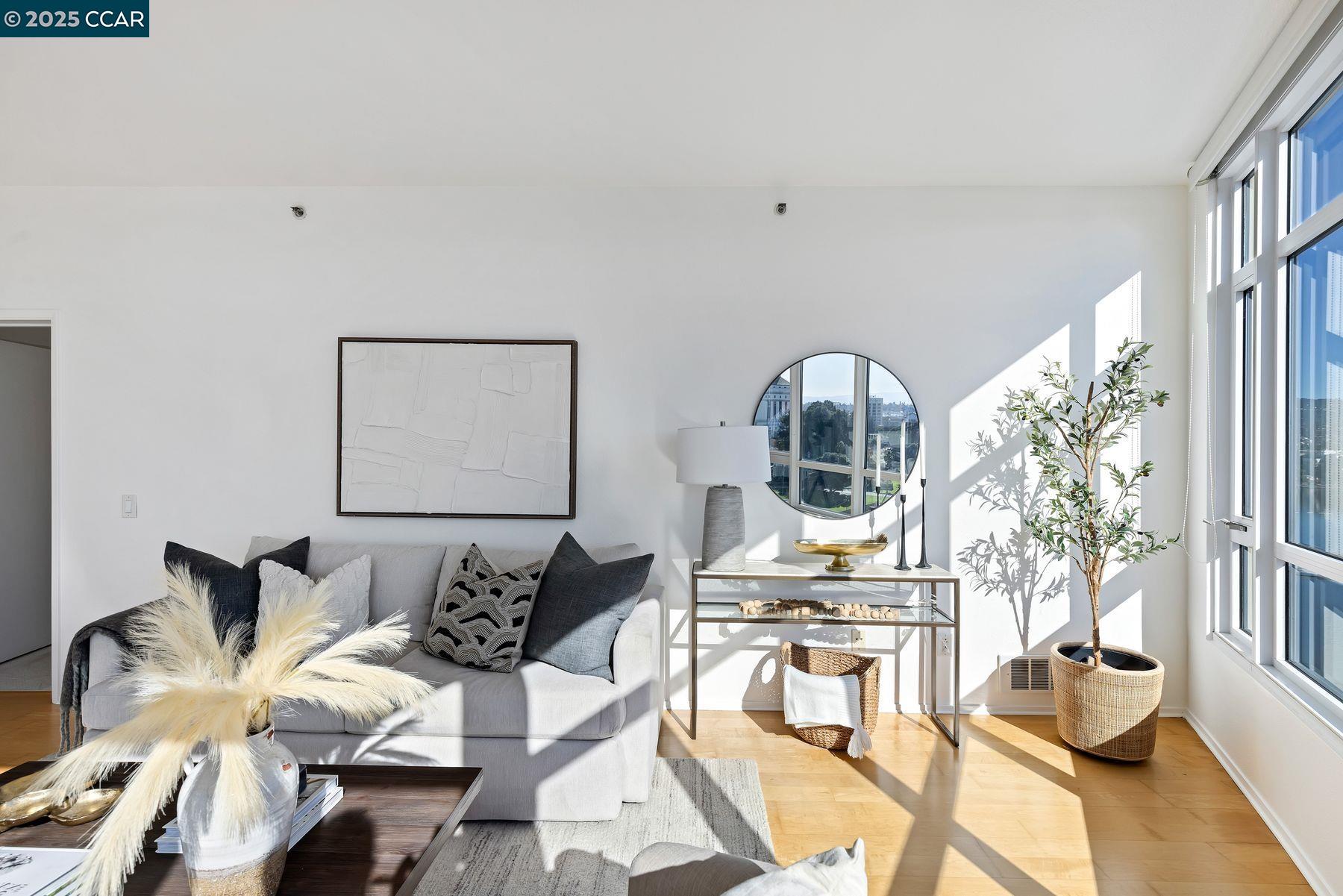 Detail Gallery Image 8 of 33 For 1 Lakeside Dr #1404,  Oakland,  CA 94612 - 2 Beds | 2 Baths