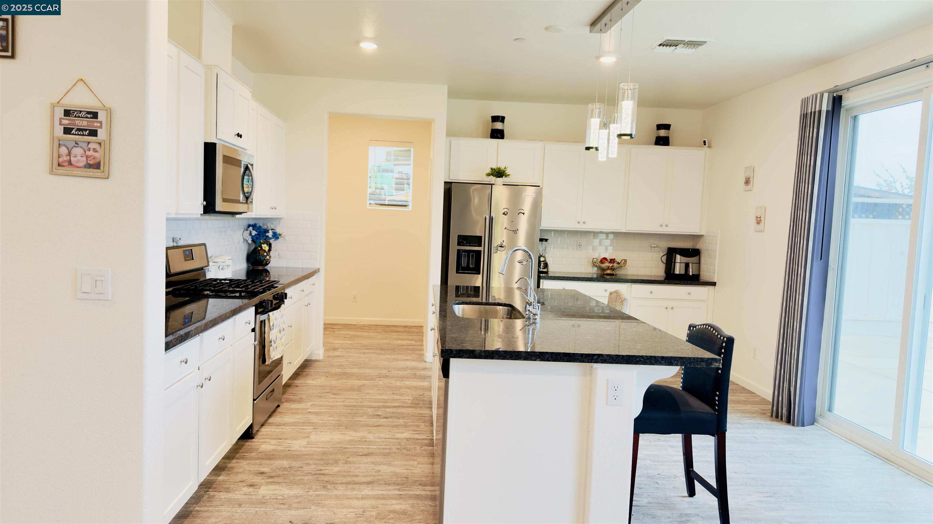 Detail Gallery Image 14 of 44 For 2026 Maiden Grass Ave, Manteca,  CA 95337 - 4 Beds | 3 Baths