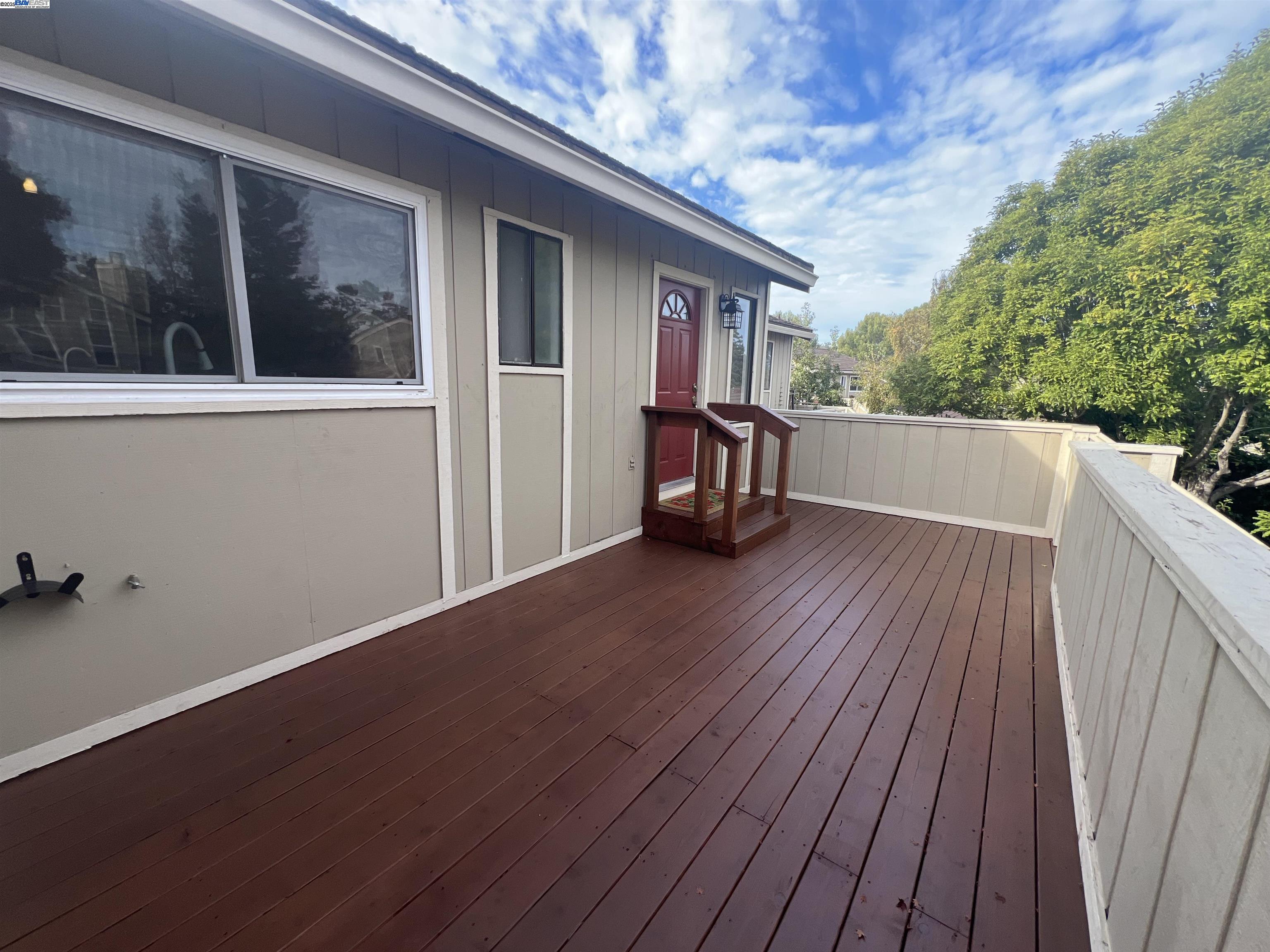 Detail Gallery Image 2 of 30 For 405 Thistle Cir, Martinez,  CA 94553 - 3 Beds | 2/1 Baths