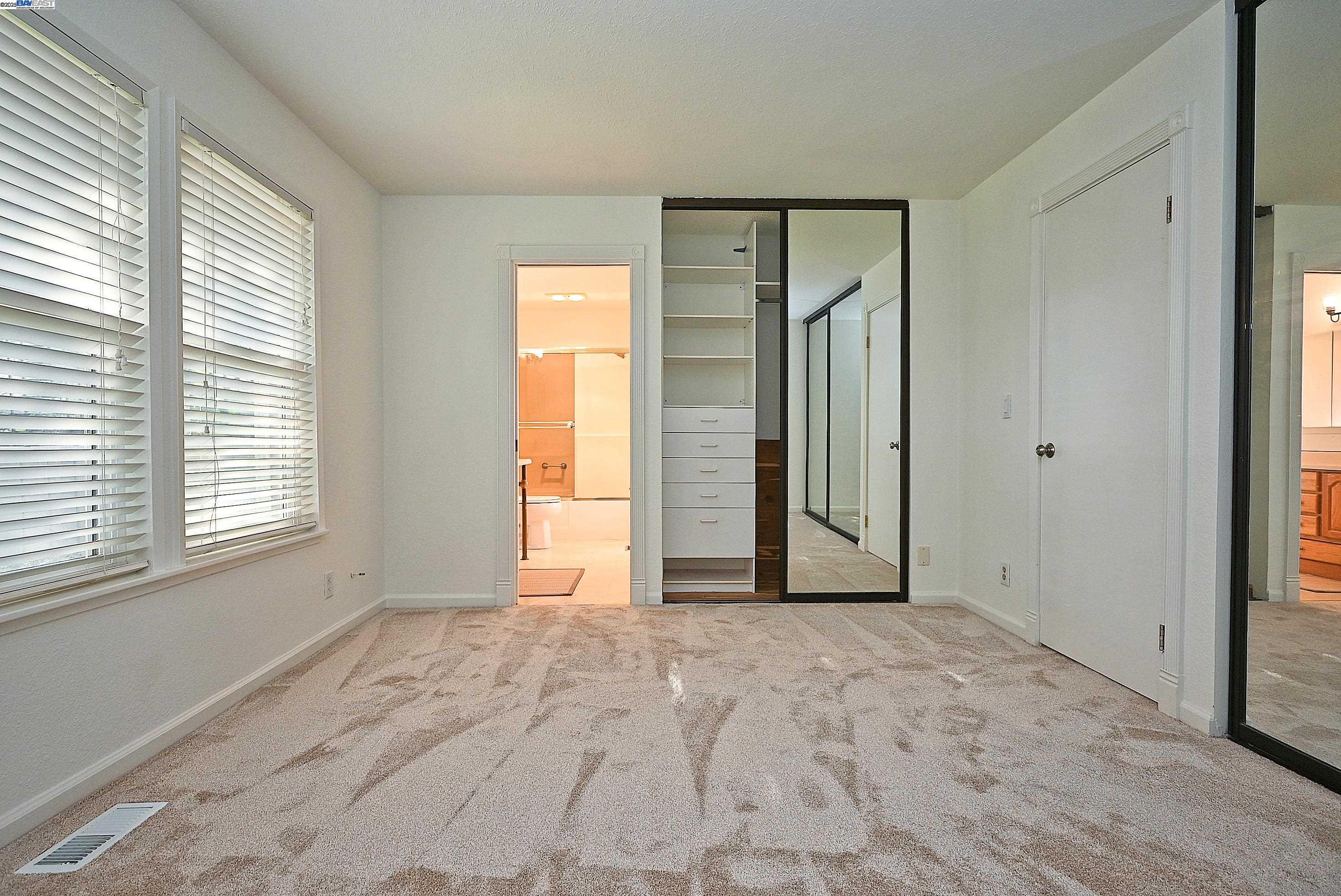 Detail Gallery Image 11 of 29 For 405 Thistle Cir, Martinez,  CA 94553 - 3 Beds | 2/1 Baths