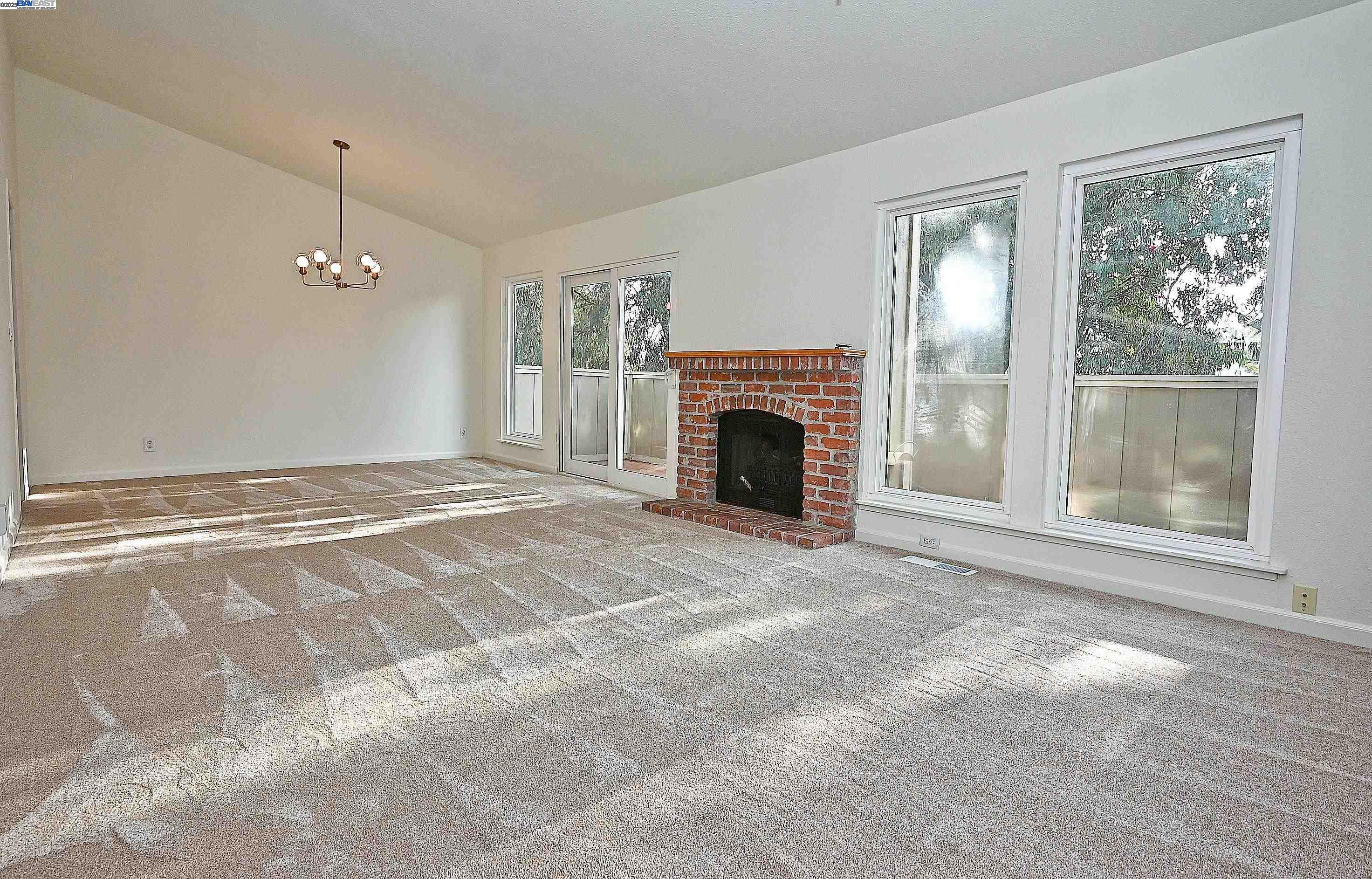 Detail Gallery Image 13 of 19 For 405 Thistle Cir, Martinez,  CA 94553 - 3 Beds | 2/1 Baths