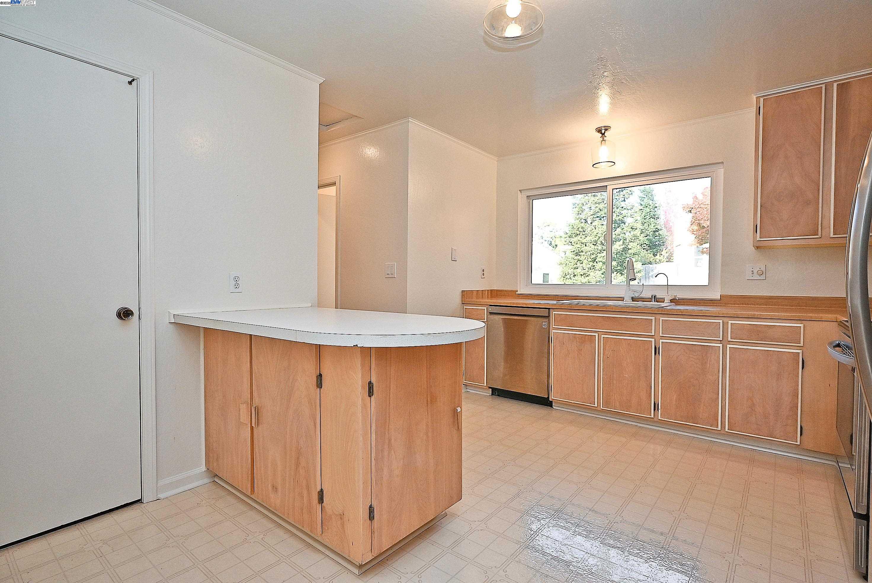 Detail Gallery Image 14 of 37 For 405 Thistle Cir, Martinez,  CA 94553 - 3 Beds | 2/1 Baths