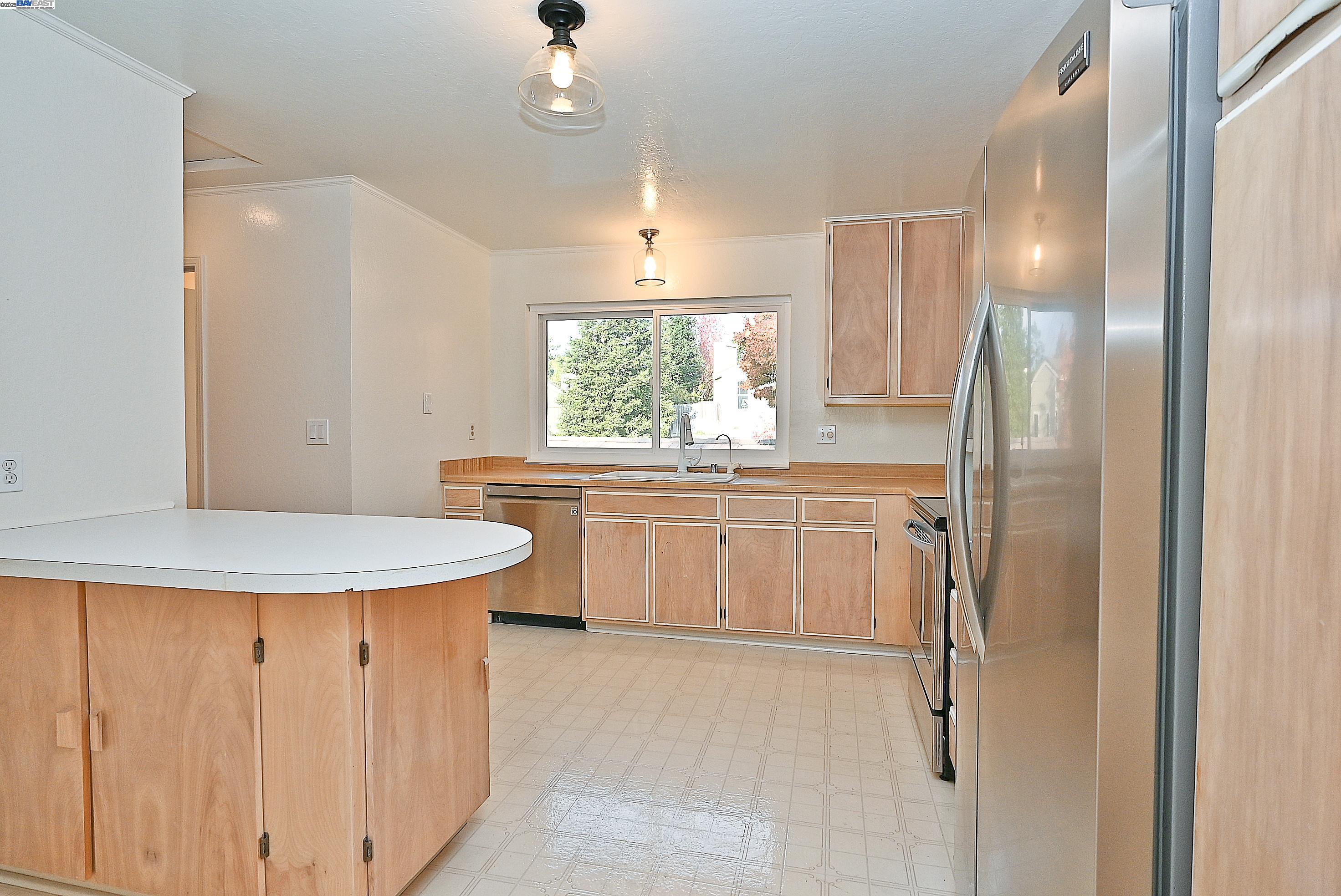 Detail Gallery Image 15 of 37 For 405 Thistle Cir, Martinez,  CA 94553 - 3 Beds | 2/1 Baths