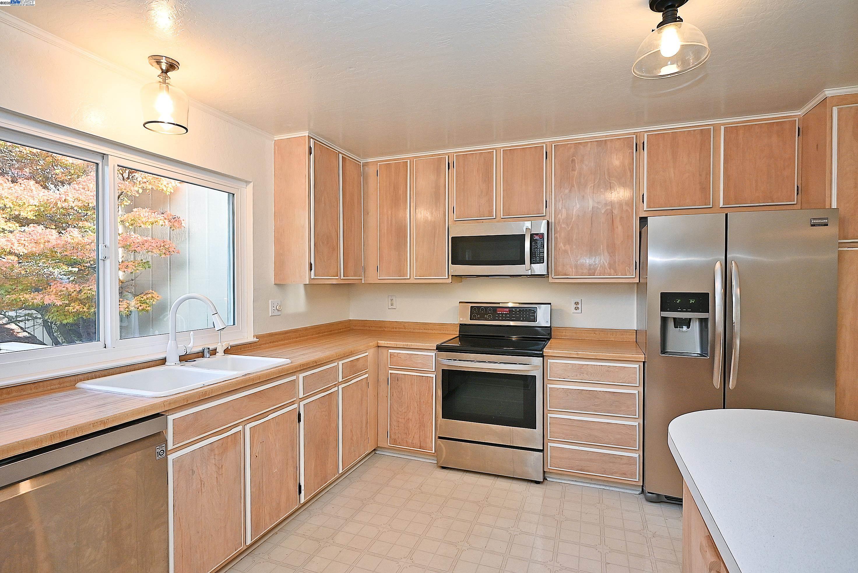 Detail Gallery Image 15 of 29 For 405 Thistle Cir, Martinez,  CA 94553 - 3 Beds | 2/1 Baths