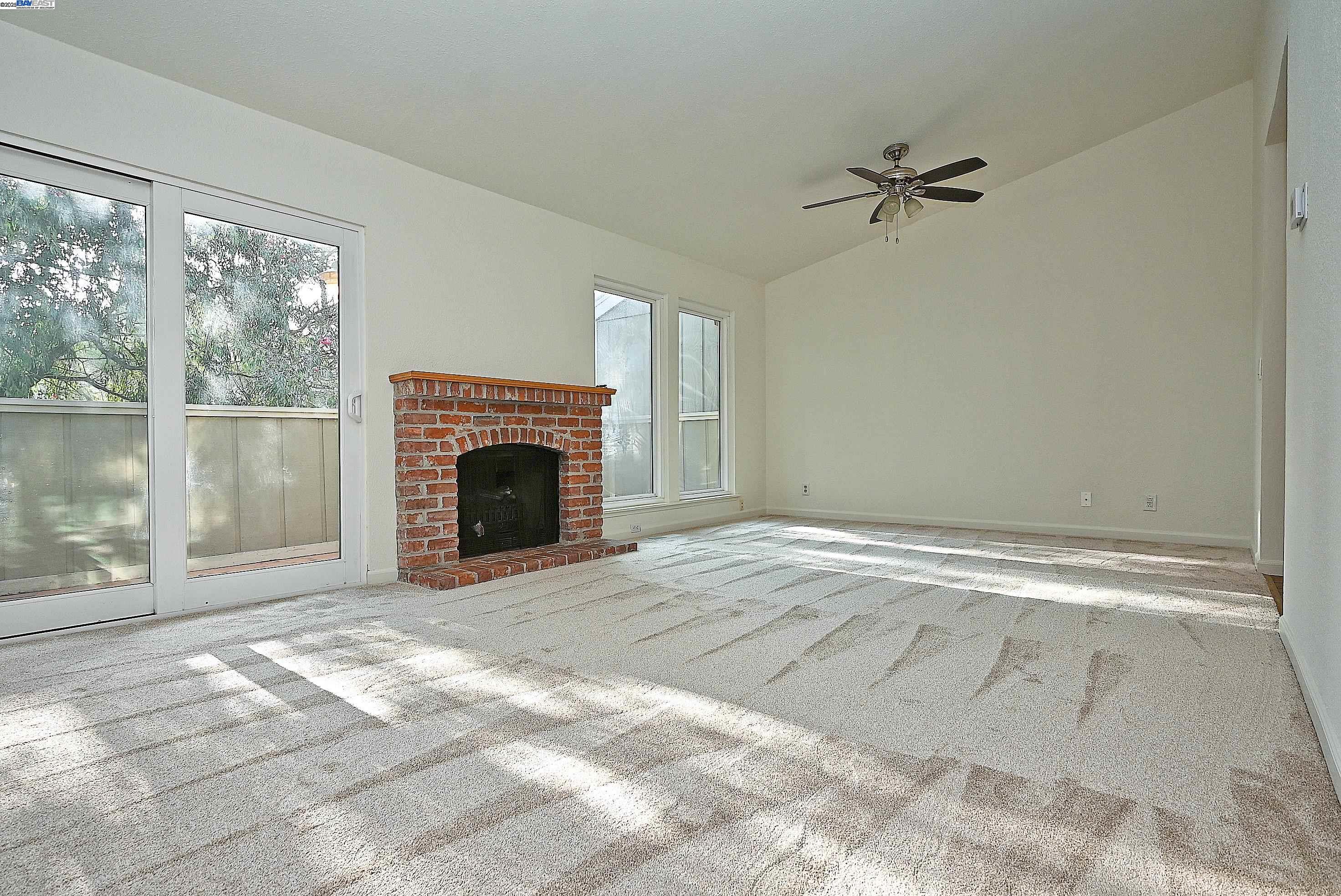 Detail Gallery Image 14 of 19 For 405 Thistle Cir, Martinez,  CA 94553 - 3 Beds | 2/1 Baths