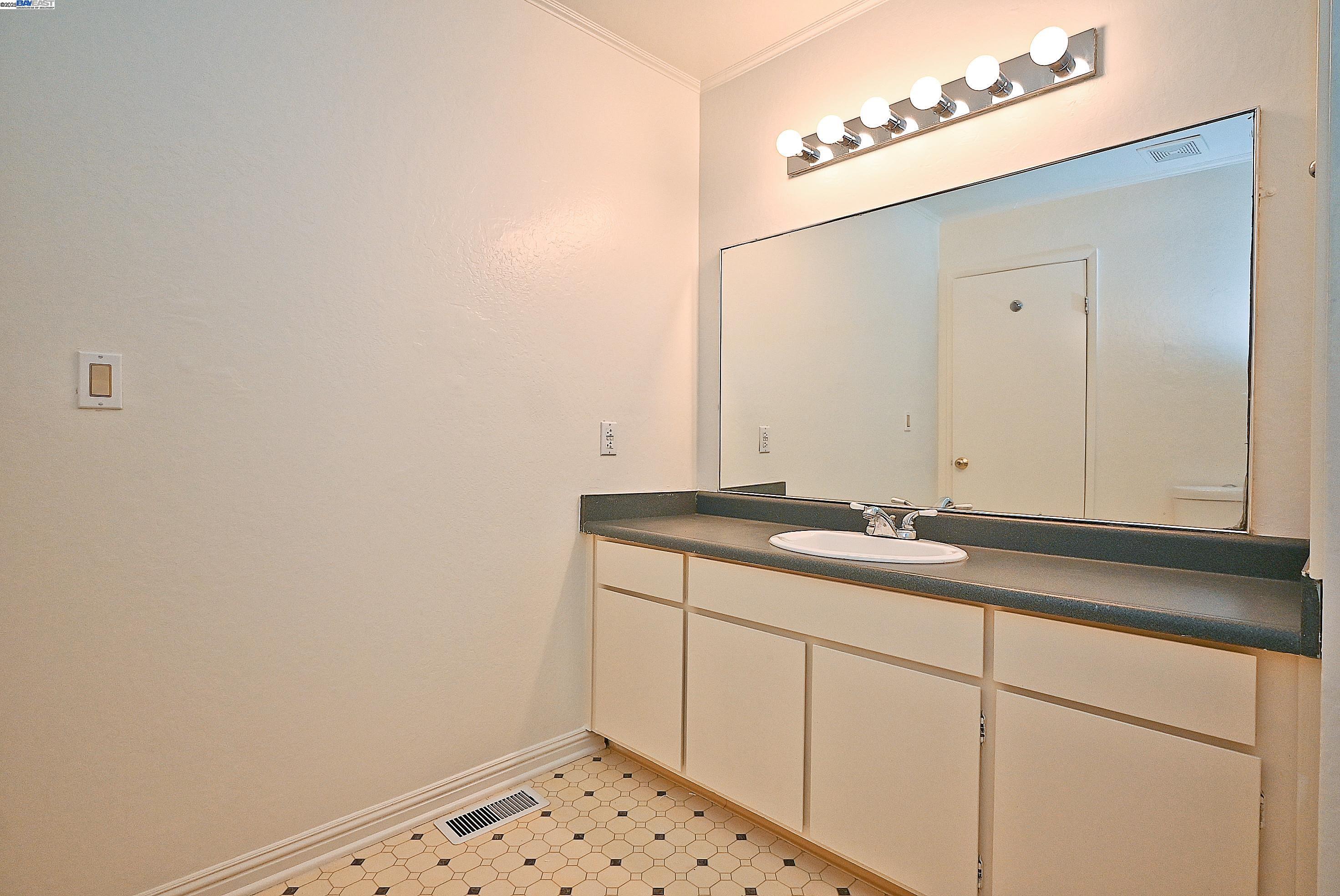 Detail Gallery Image 15 of 30 For 405 Thistle Cir, Martinez,  CA 94553 - 3 Beds | 2/1 Baths