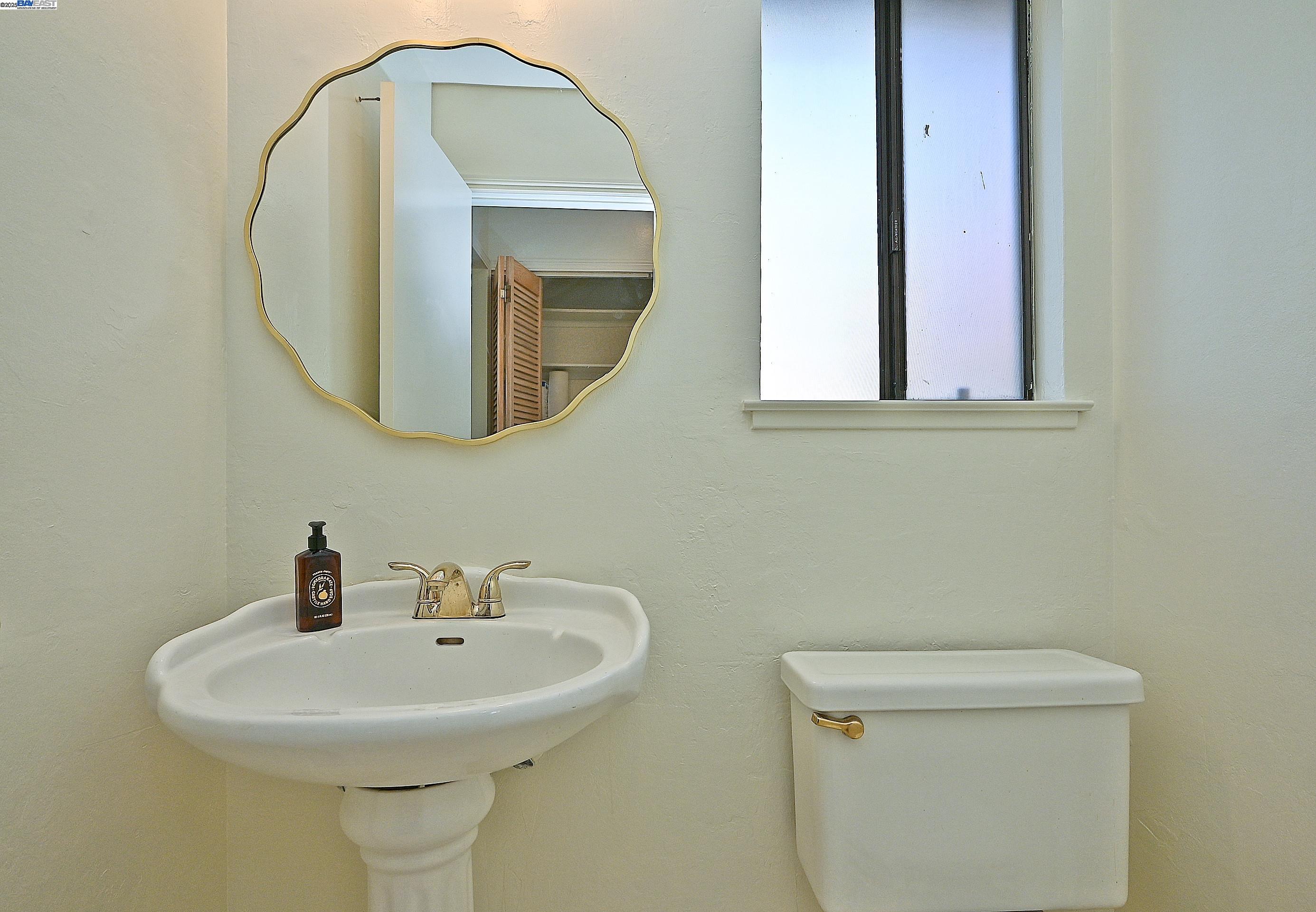 Detail Gallery Image 16 of 30 For 405 Thistle Cir, Martinez,  CA 94553 - 3 Beds | 2/1 Baths