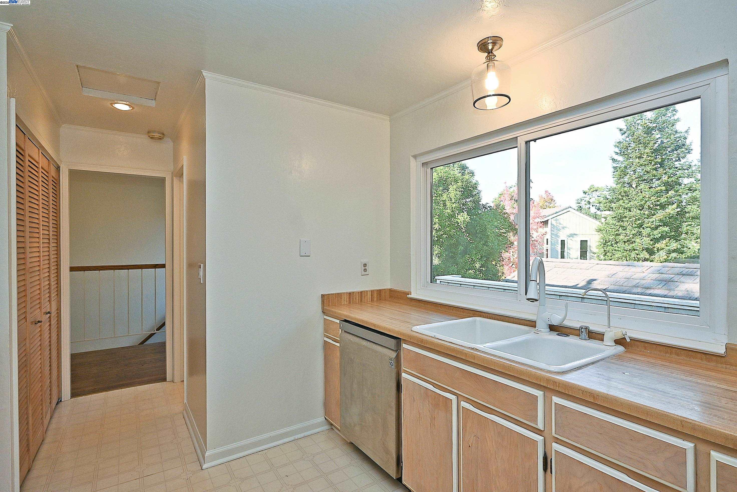 Detail Gallery Image 17 of 29 For 405 Thistle Cir, Martinez,  CA 94553 - 3 Beds | 2/1 Baths