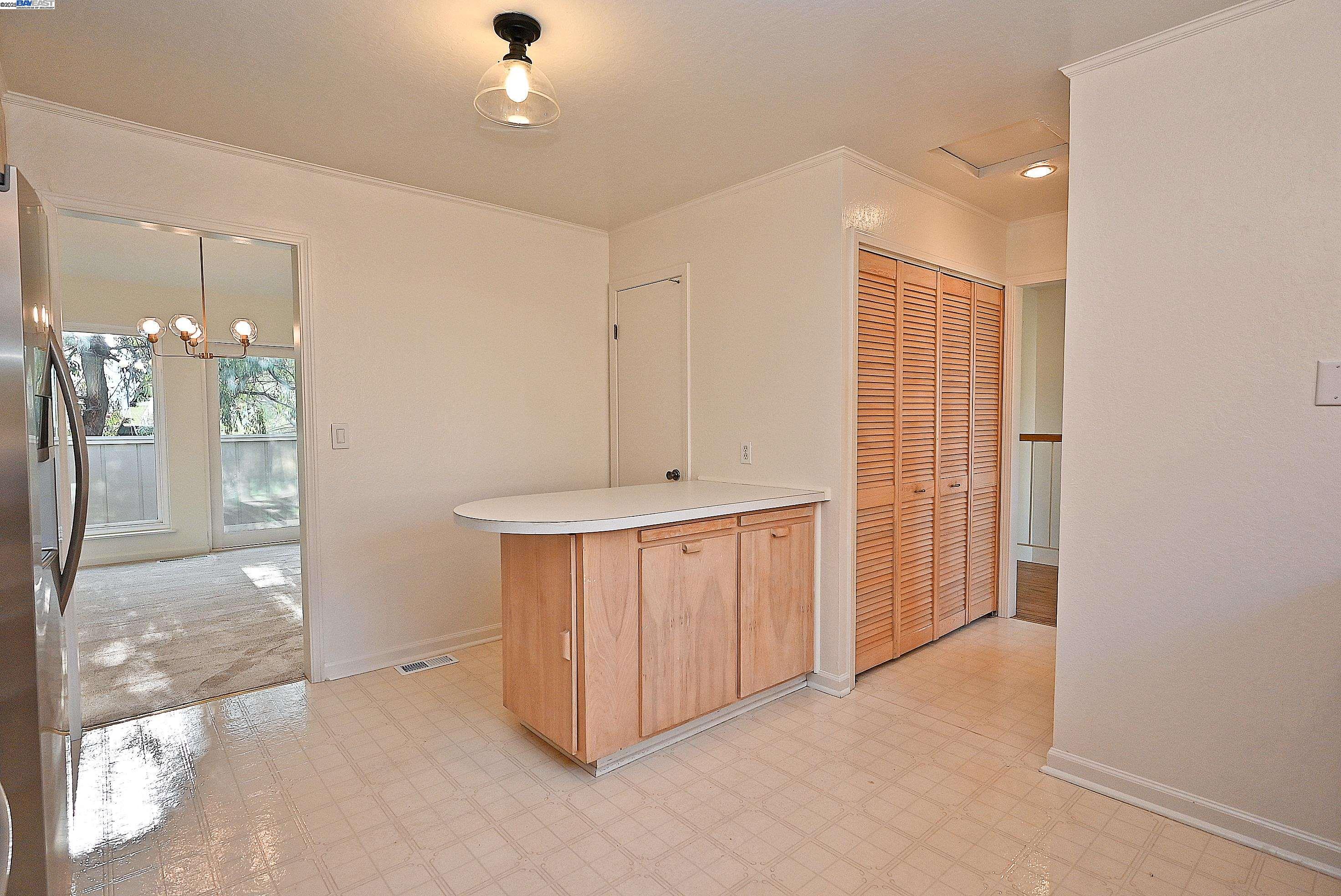 Detail Gallery Image 19 of 29 For 405 Thistle Cir, Martinez,  CA 94553 - 3 Beds | 2/1 Baths