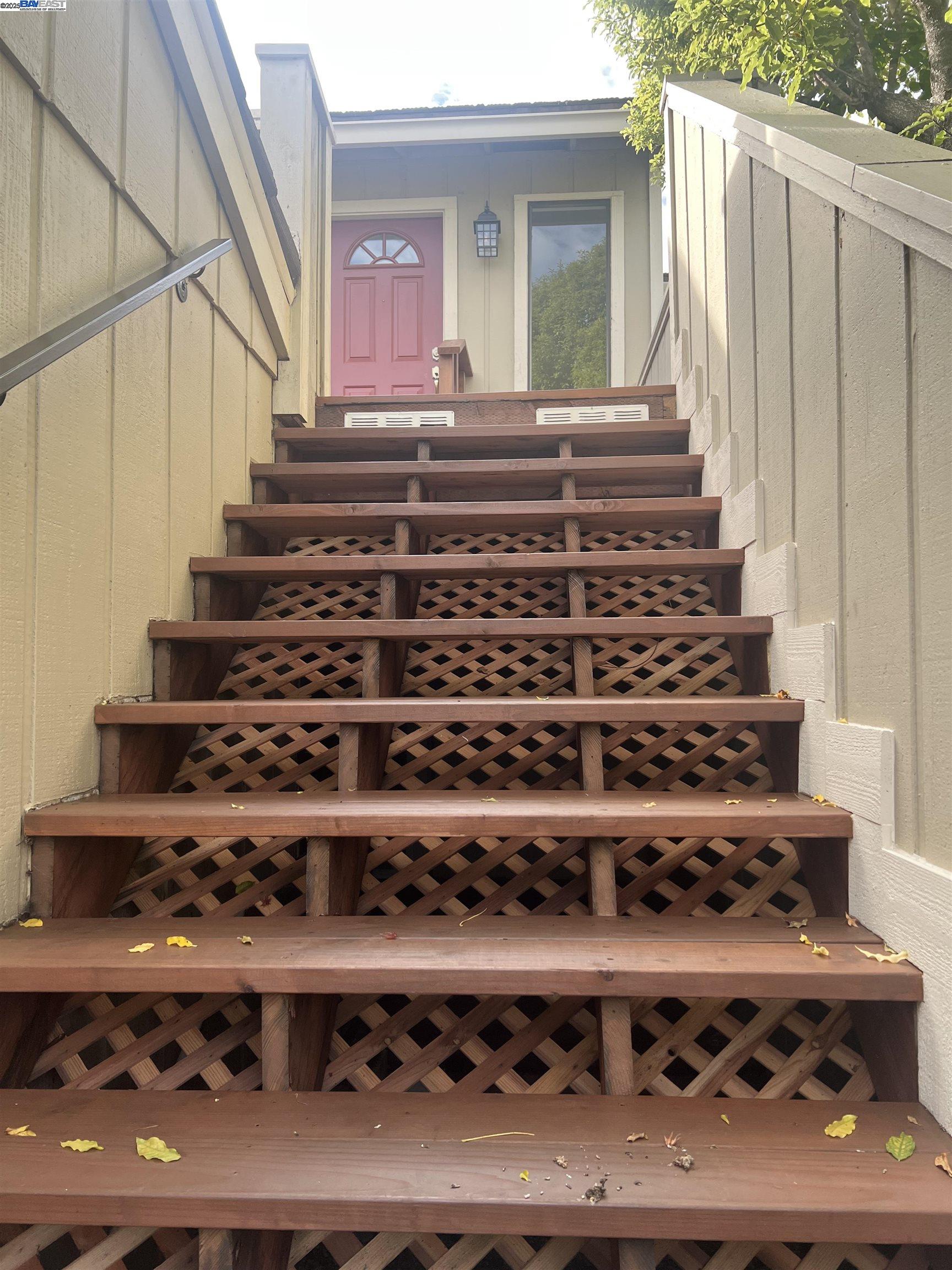 Detail Gallery Image 24 of 30 For 405 Thistle Cir, Martinez,  CA 94553 - 3 Beds | 2/1 Baths