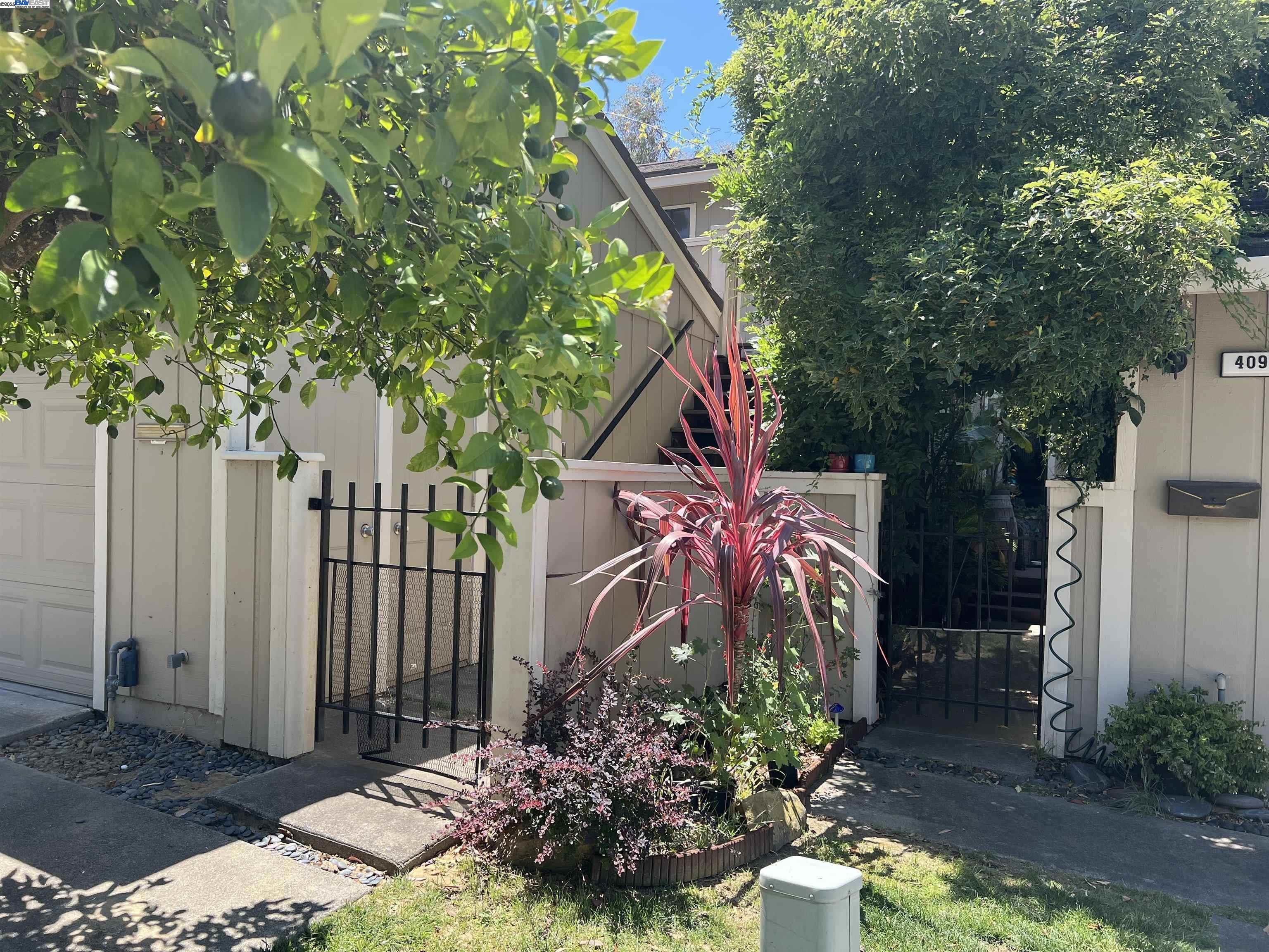 Detail Gallery Image 4 of 30 For 405 Thistle Cir, Martinez,  CA 94553 - 3 Beds | 2/1 Baths