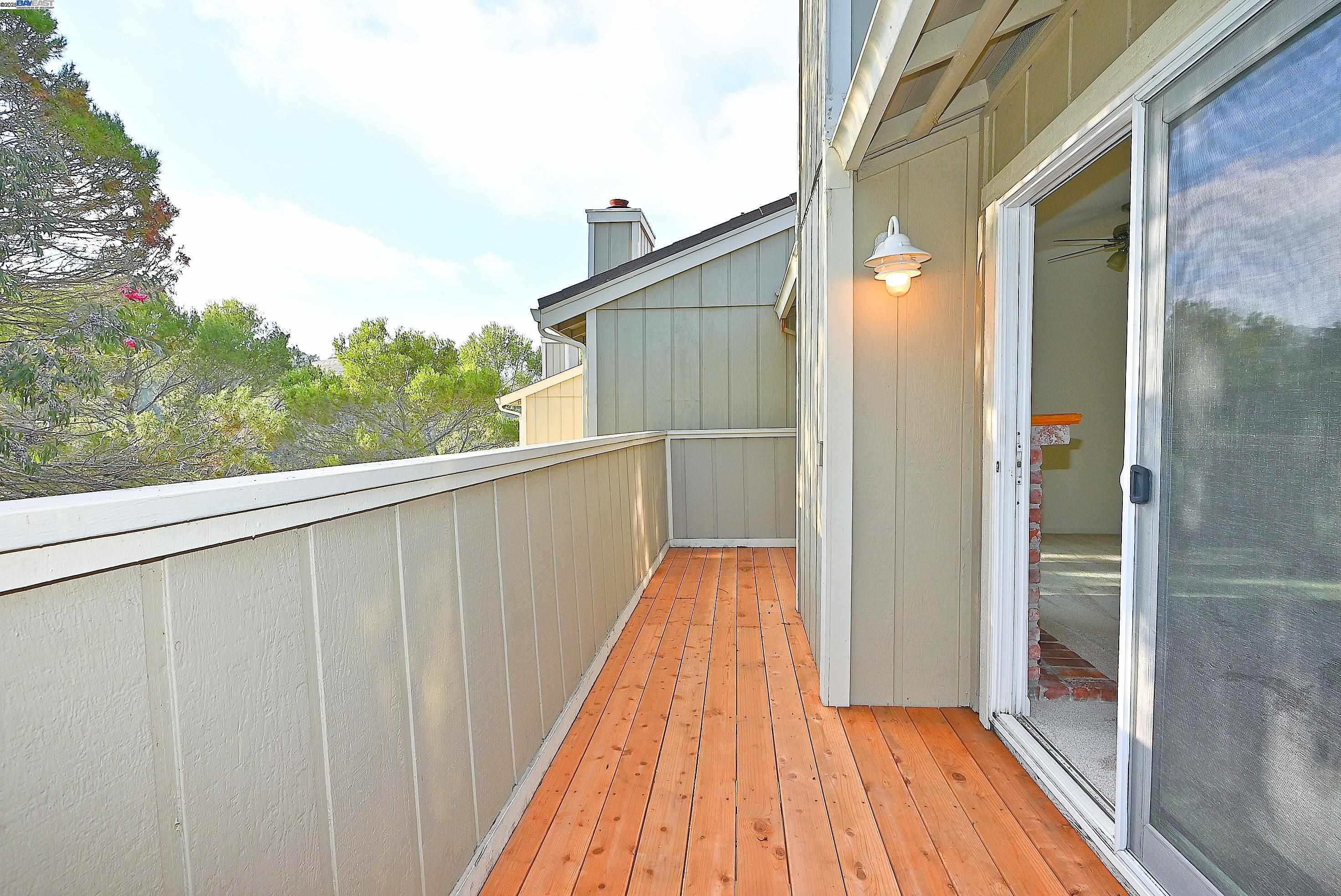 Detail Gallery Image 7 of 37 For 405 Thistle Cir, Martinez,  CA 94553 - 3 Beds | 2/1 Baths