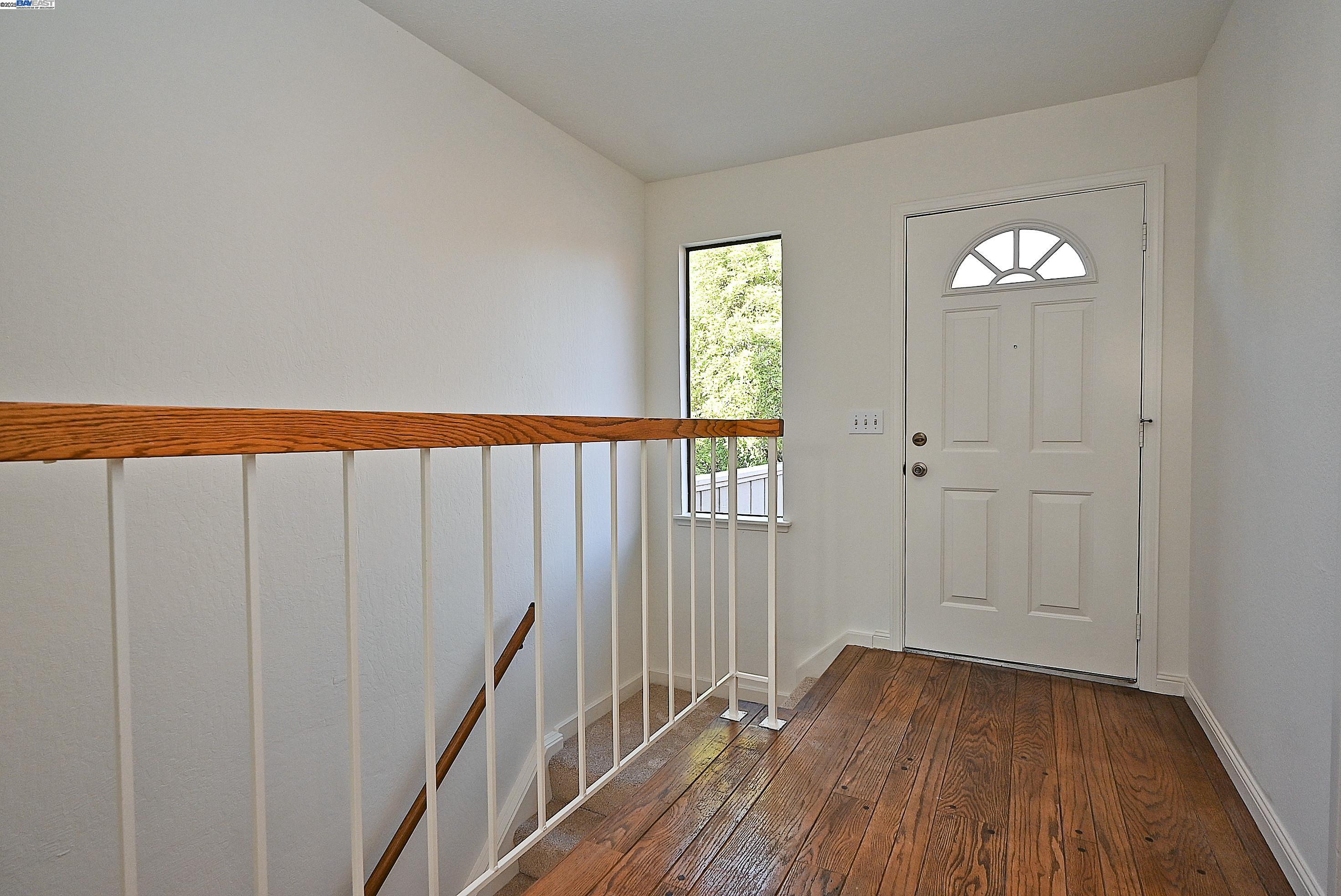 Detail Gallery Image 9 of 37 For 405 Thistle Cir, Martinez,  CA 94553 - 3 Beds | 2/1 Baths
