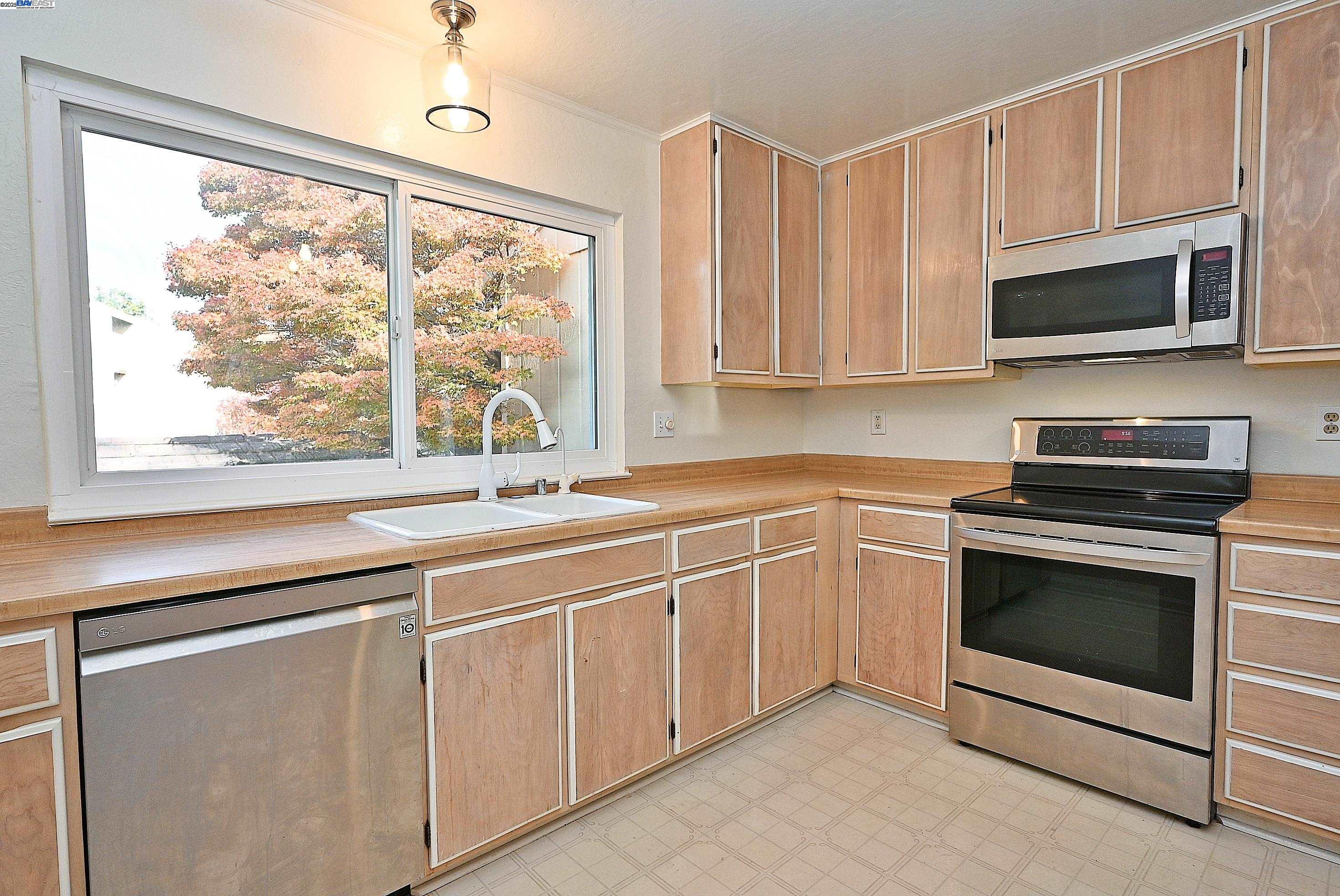 Detail Gallery Image 9 of 19 For 405 Thistle Cir, Martinez,  CA 94553 - 3 Beds | 2/1 Baths