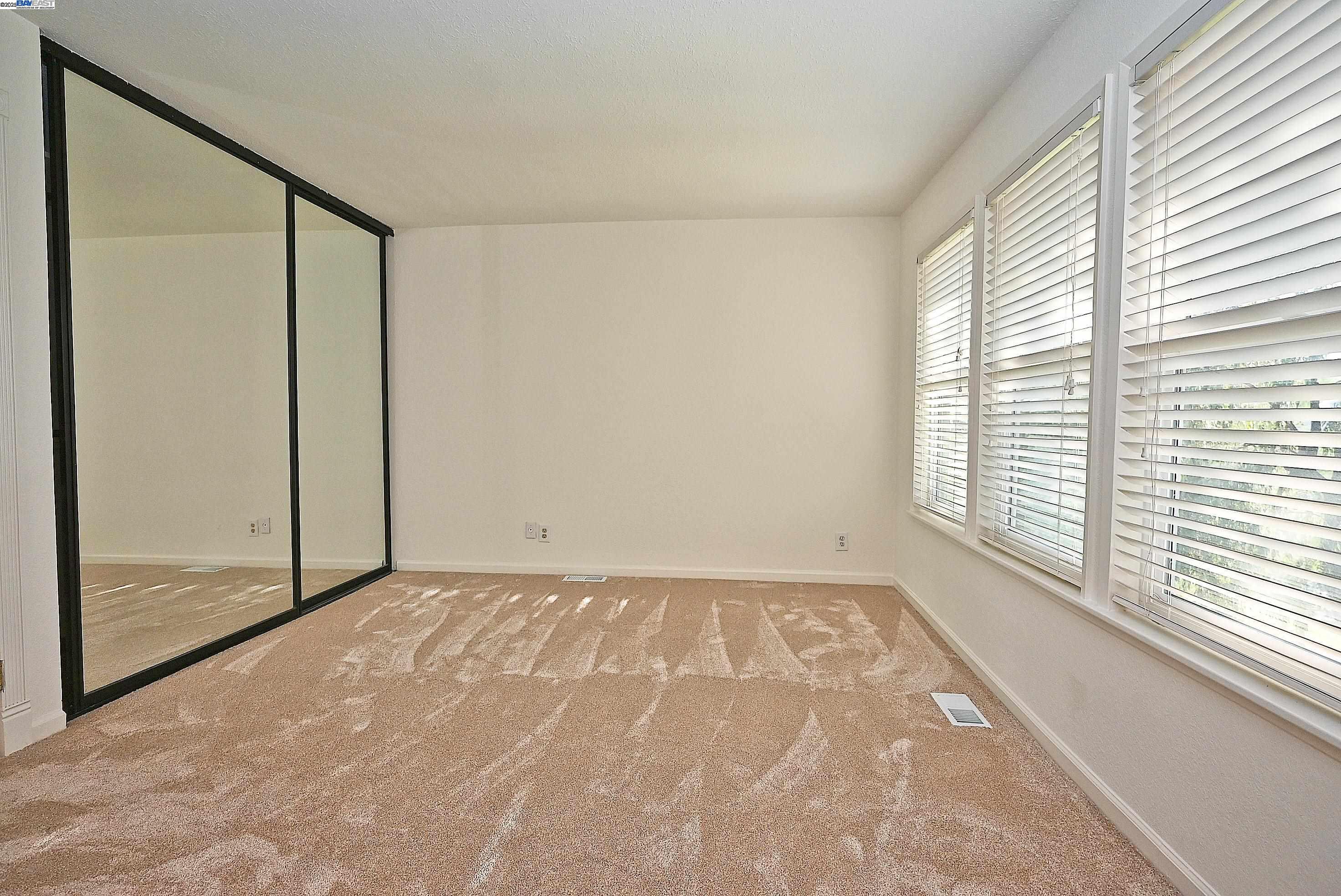 Detail Gallery Image 10 of 30 For 405 Thistle Cir, Martinez,  CA 94553 - 3 Beds | 2/1 Baths