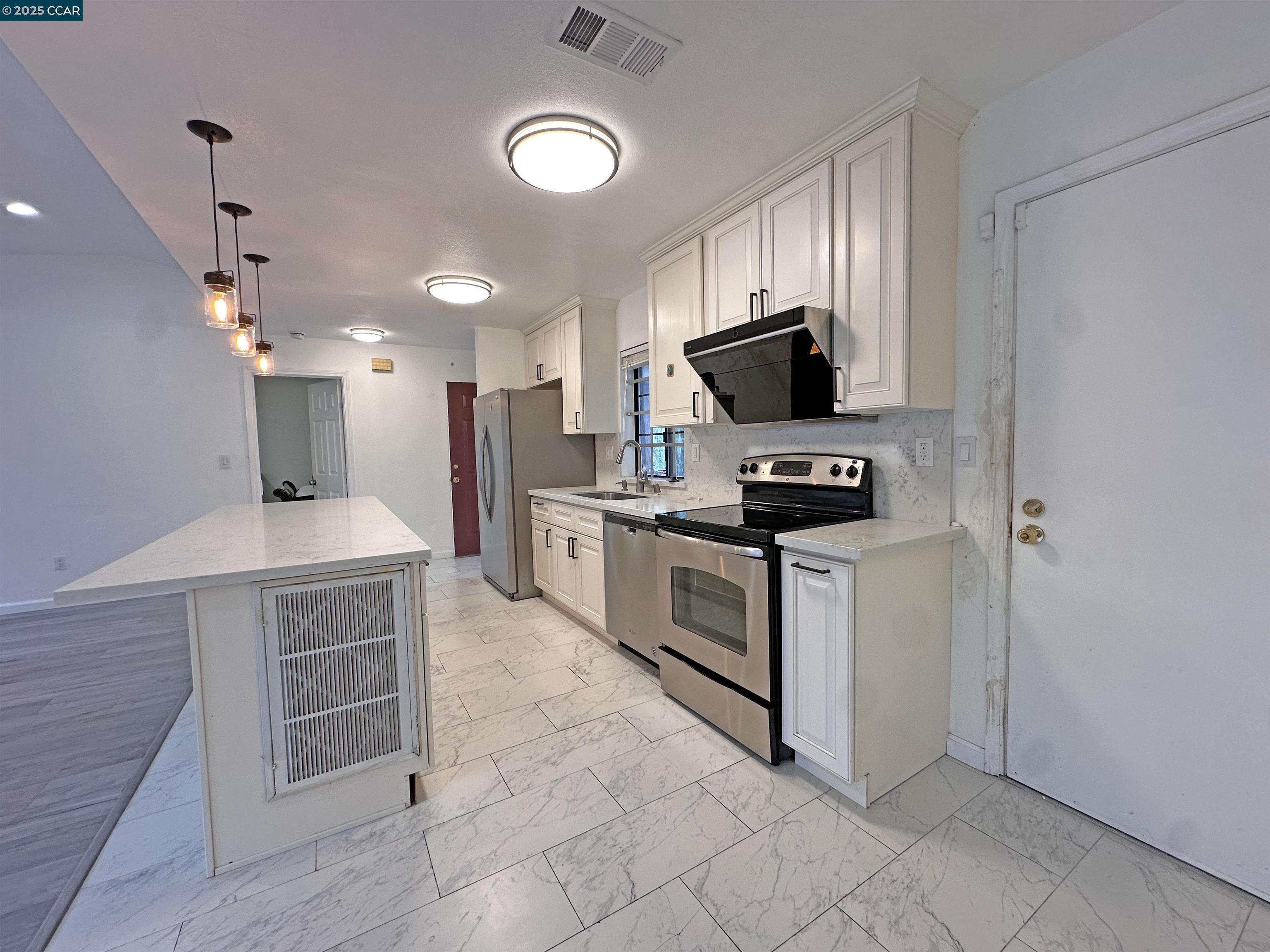 Detail Gallery Image 3 of 23 For 2054 Mendocino Dr, Bay Point,  CA 94565 - 2 Beds | 2 Baths