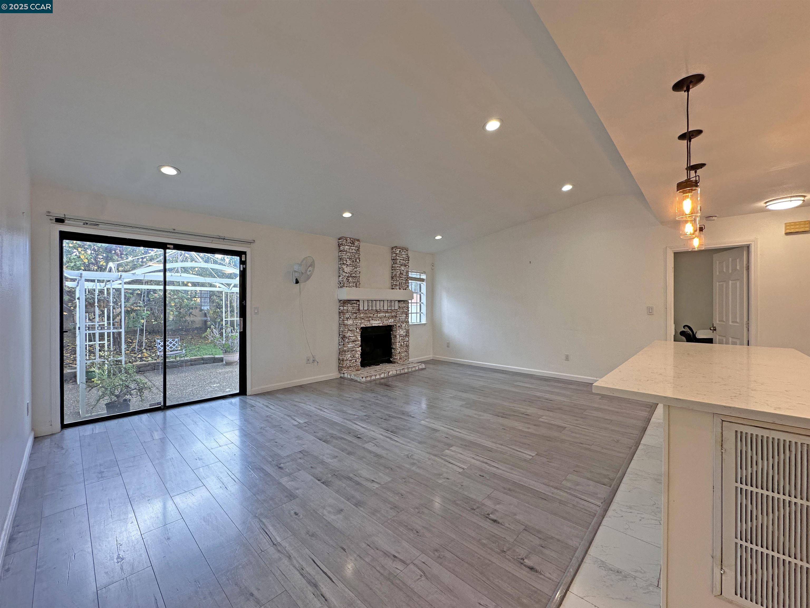 Detail Gallery Image 6 of 23 For 2054 Mendocino Dr, Bay Point,  CA 94565 - 2 Beds | 2 Baths