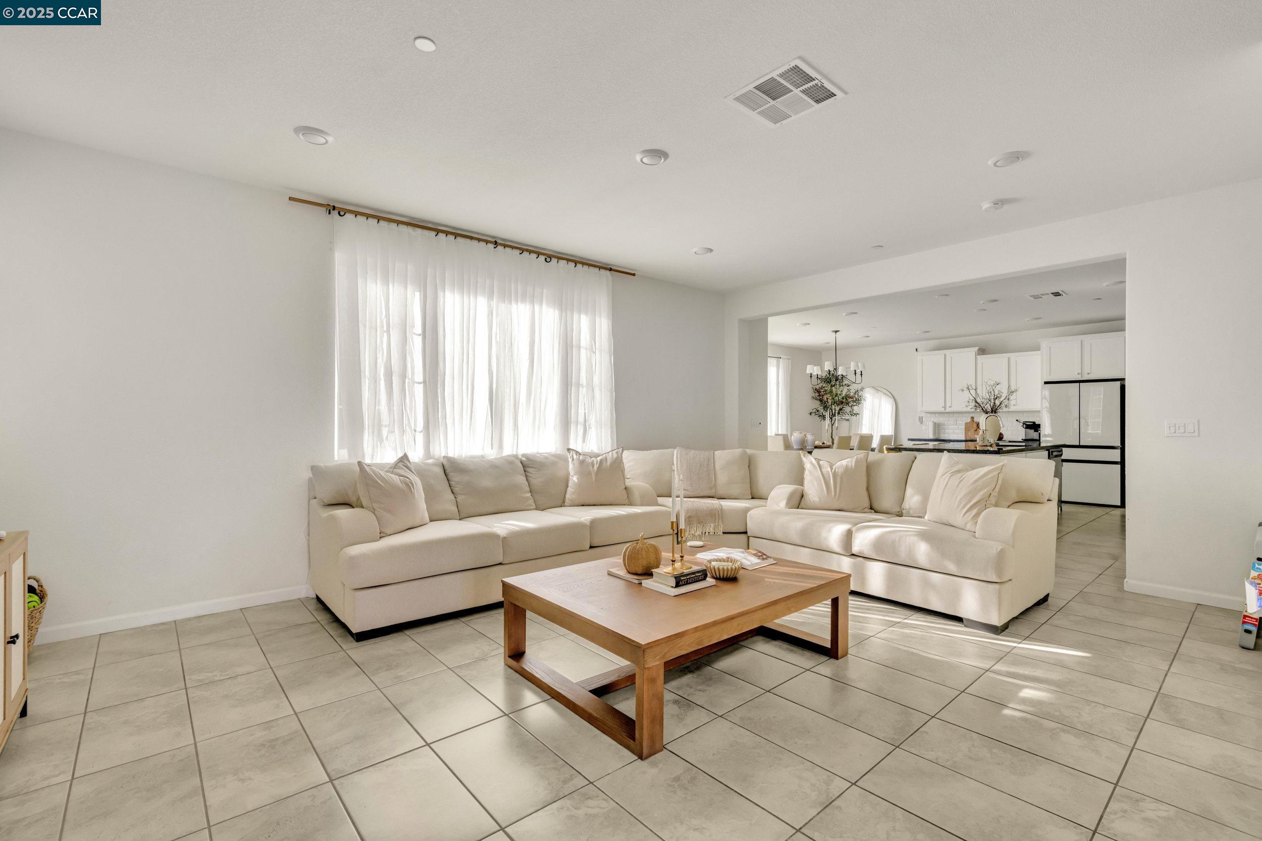 Detail Gallery Image 3 of 23 For 5487 Alvar Loop, Antioch,  CA 94531 - 4 Beds | 3 Baths