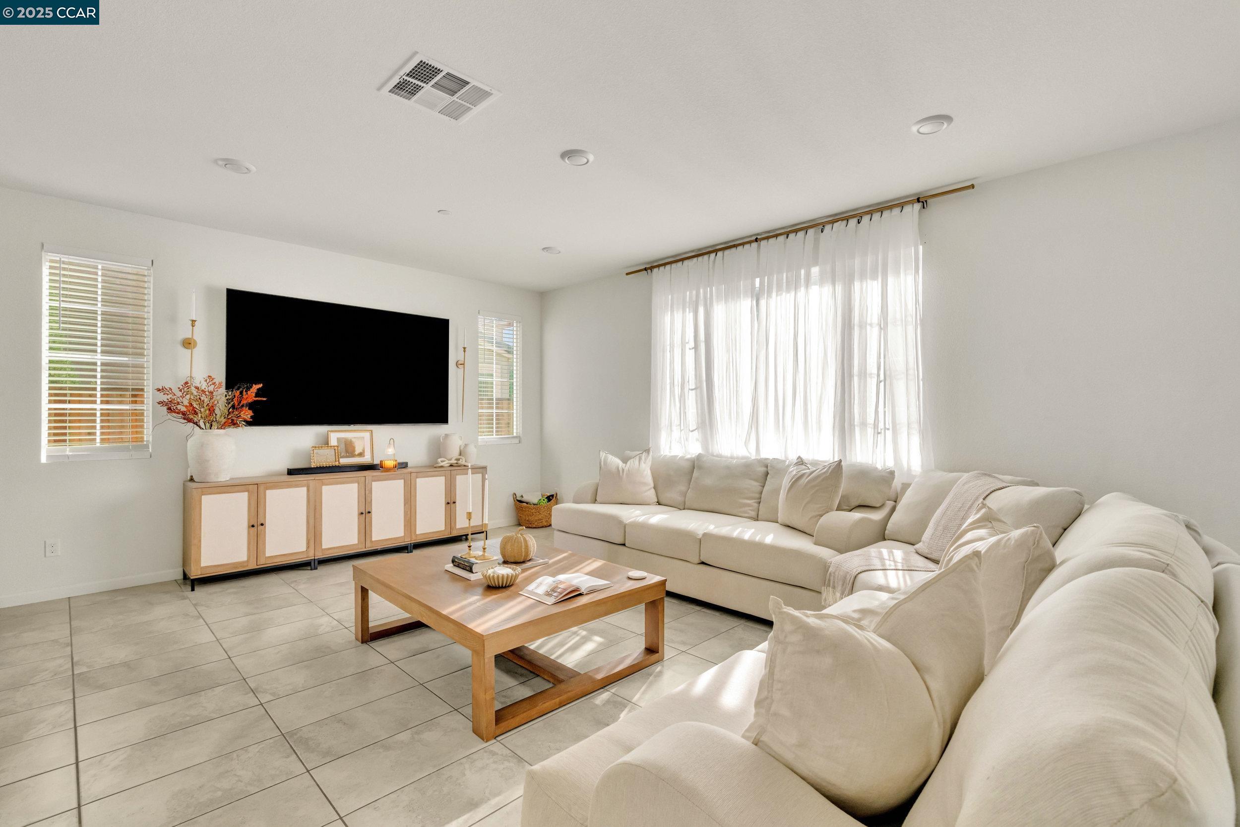 Detail Gallery Image 4 of 23 For 5487 Alvar Loop, Antioch,  CA 94531 - 4 Beds | 3 Baths