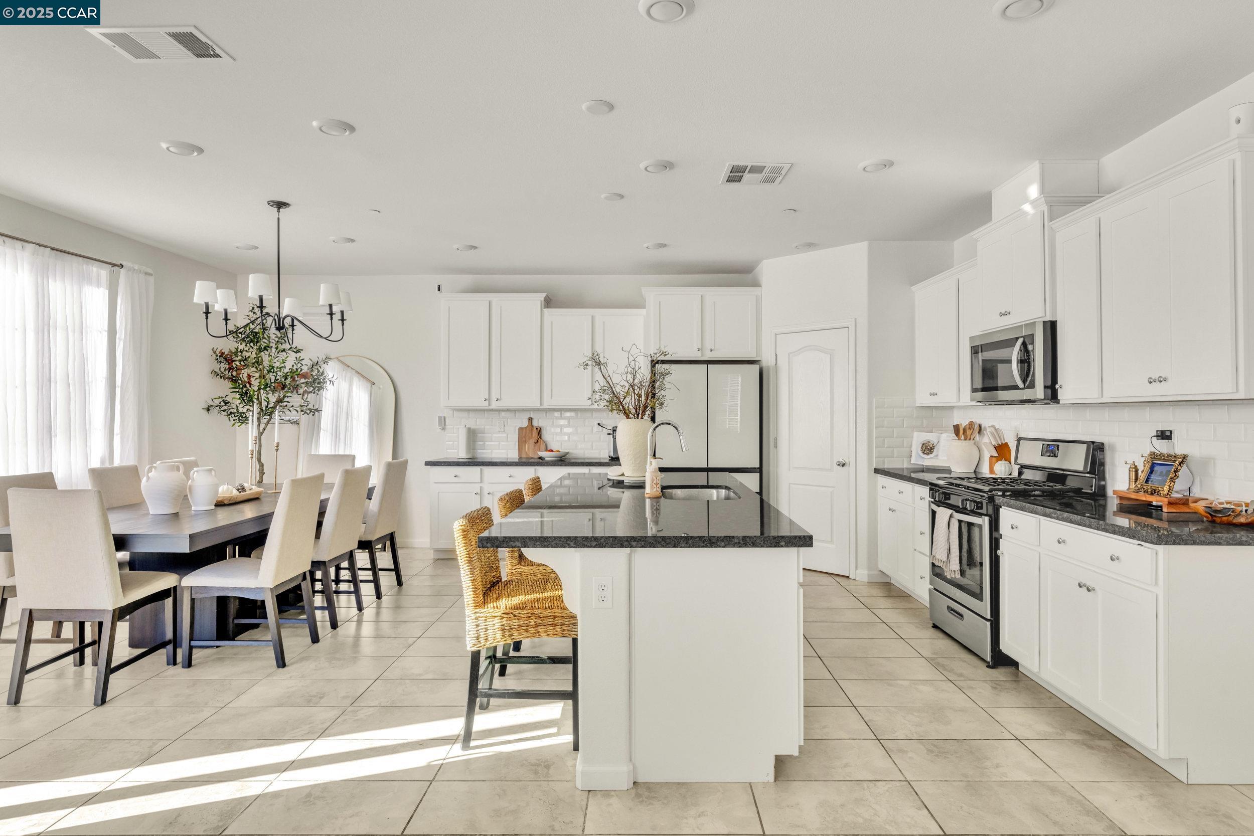 Detail Gallery Image 6 of 23 For 5487 Alvar Loop, Antioch,  CA 94531 - 4 Beds | 3 Baths