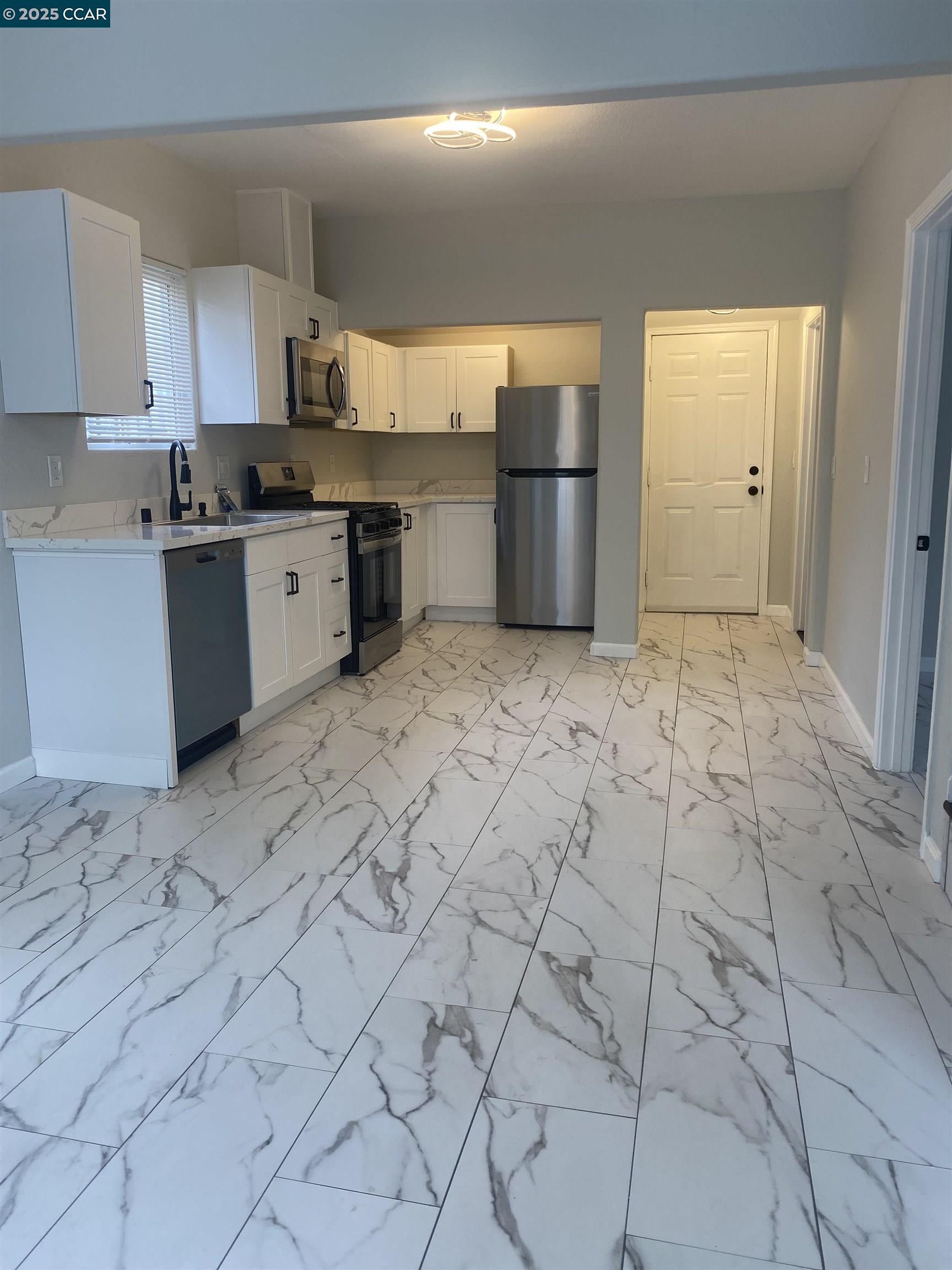 Detail Gallery Image 3 of 11 For 716 11th St, Richmond,  CA 94801 - 2 Beds | 1 Baths