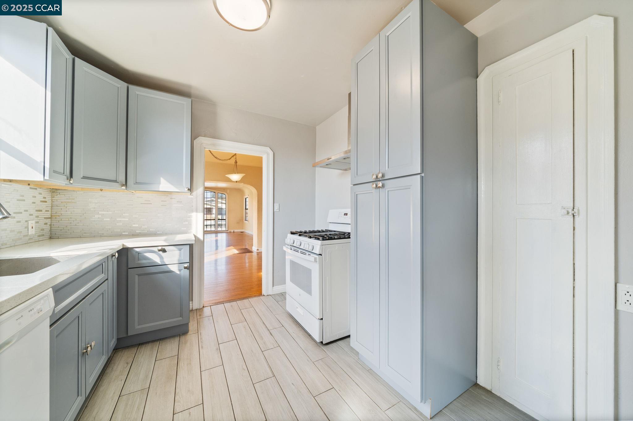 Detail Gallery Image 14 of 27 For 2380 107th Avenue, Oakland,  CA 94603 - 3 Beds | 2 Baths